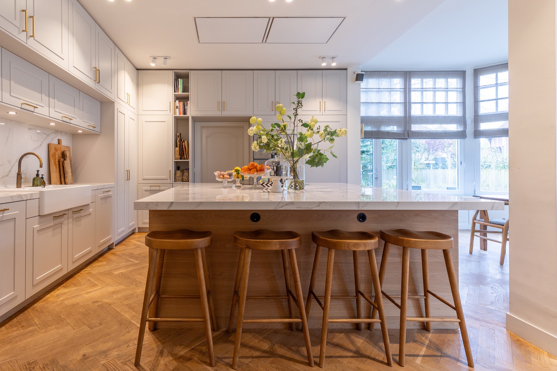 cucina di lusso con isola: vista della cucina con armadi alti bianchi, passaggio e isola con piano effetto pietra, Luxury, Design, Exclusive, Modern, Custom Made, Special, Beautiful