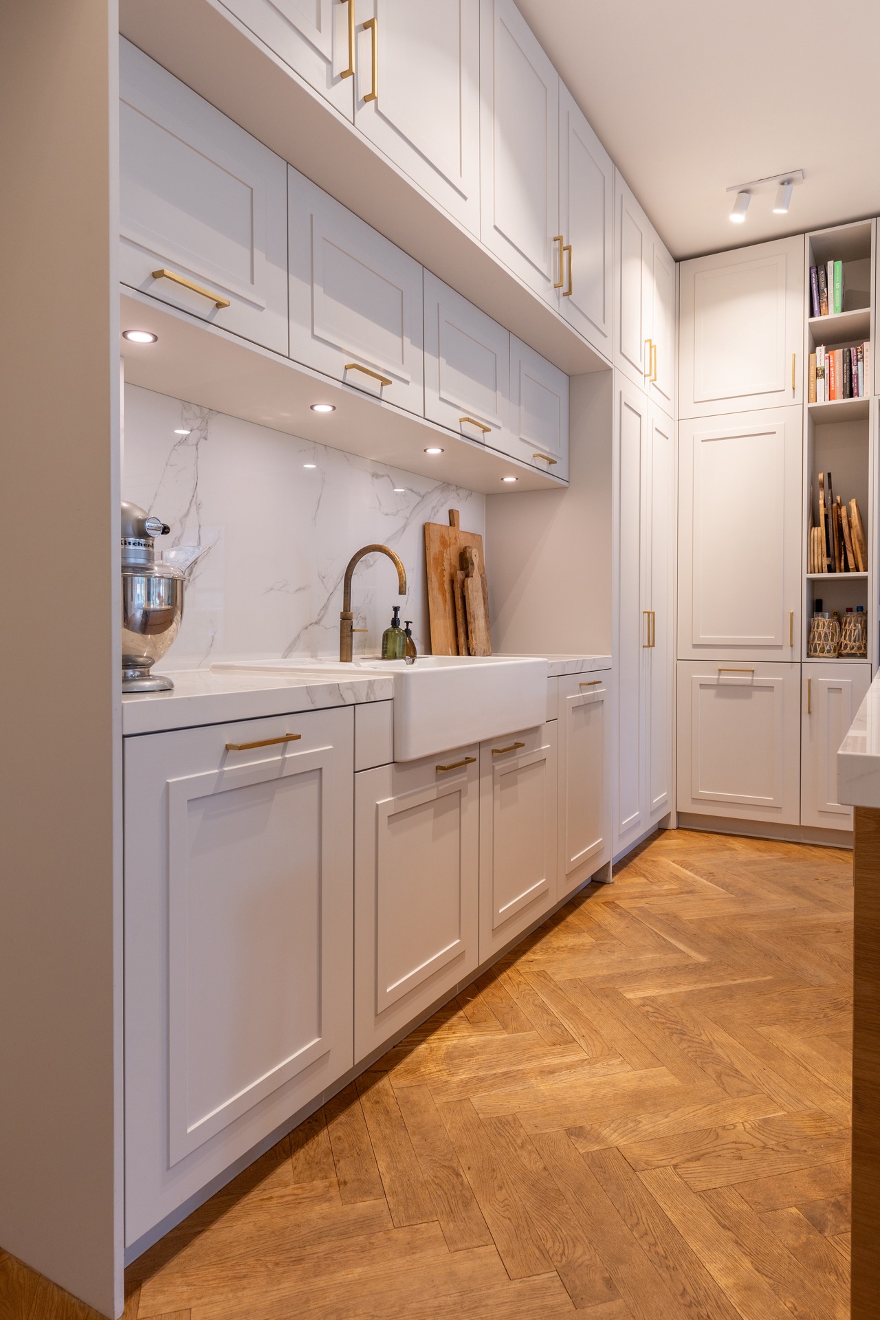 cucina di lusso con isola: dettaglio della facciata: cassetto con pannelli in legno e bordo del piano in effetto pietra, Luxury, Design, Exclusive, Modern, Custom Made, Special, Beautiful