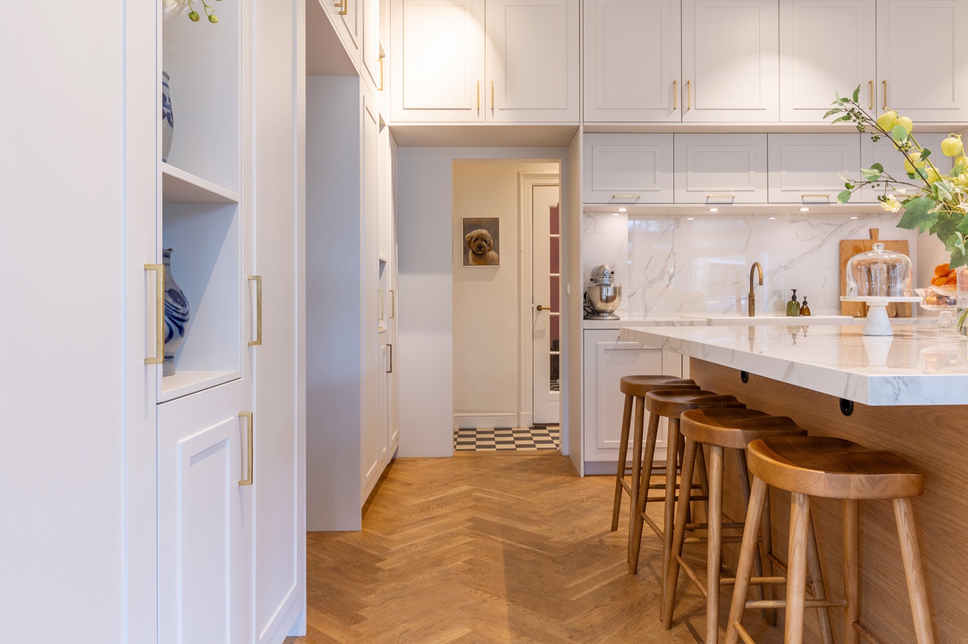 cucina di lusso con isola: zona lavello e lavoro in cucina di lusso con parete effetto marmo e armadi bianchi, Luxury, Design, Exclusive, Modern, Custom Made, Special, Beautiful