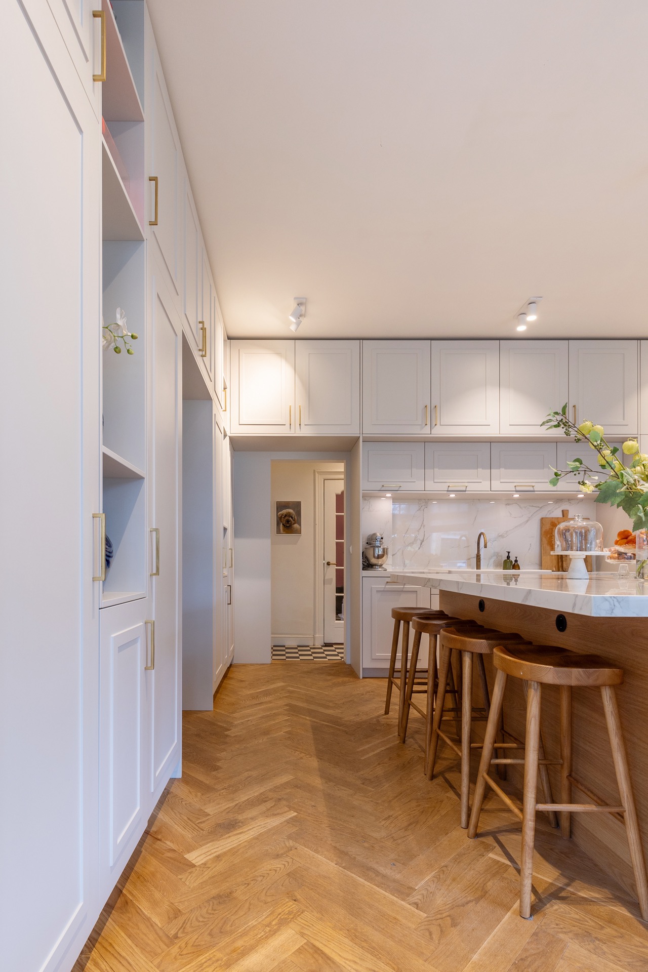 cucina di lusso con isola: vista laterale della cucina con schienale effetto marmo e isola con sgabelli, Luxury, Design, Exclusive, Modern, Custom Made, Special, Beautiful