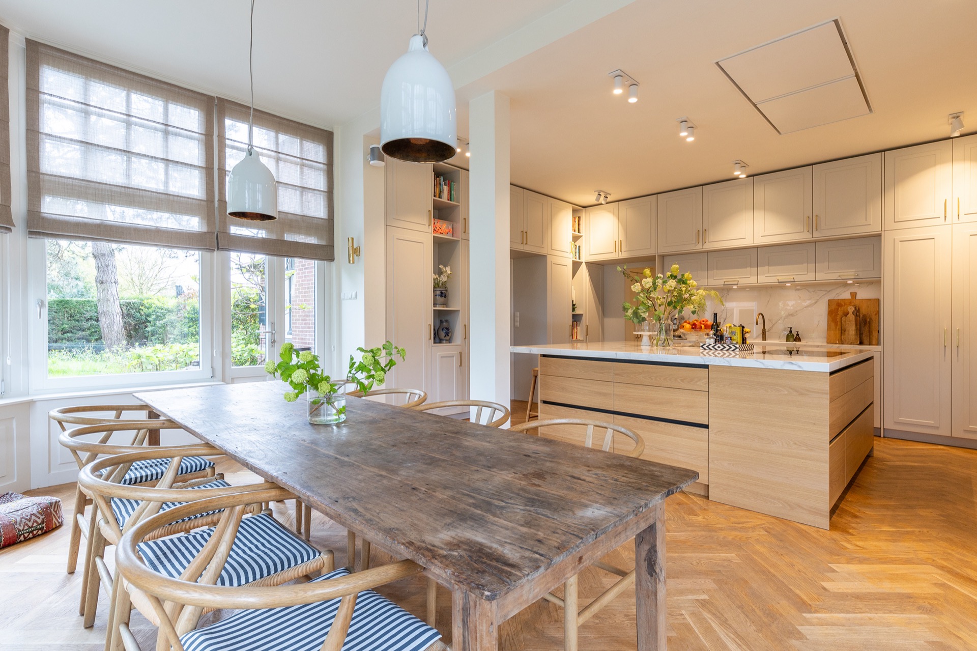 cucina di lusso con isola: primo piano dell’isola con inserti neri integrati e bordo superiore effetto pietra, Luxury, Design, Exclusive, Modern, Custom Made, Special, Beautiful