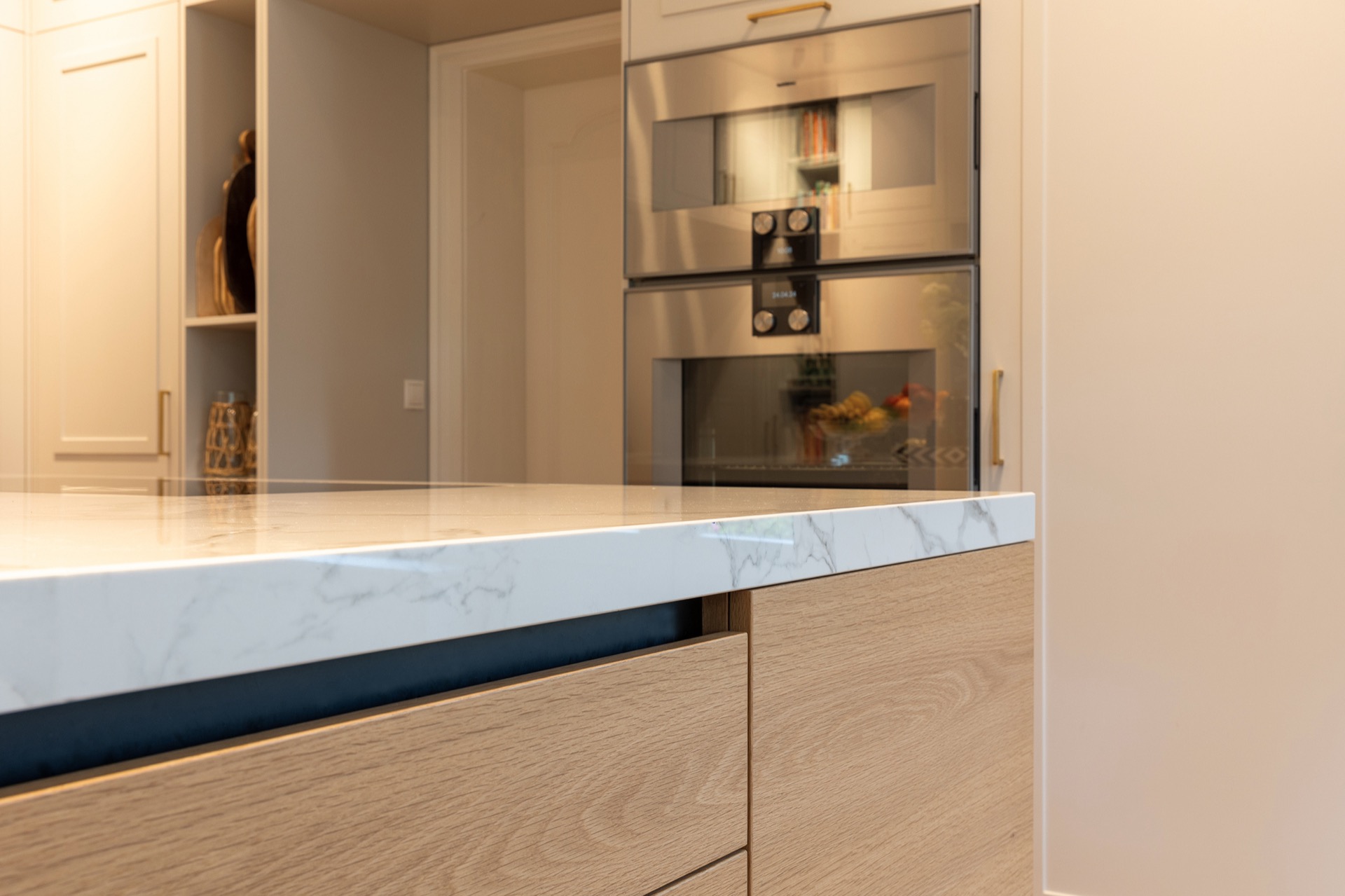 cucina di lusso con isola: dettaglio piano effetto pietra e pannelli frontali degli armadietti dell’isola, Luxury, Design, Exclusive, Modern, Custom Made, Special, Beautiful