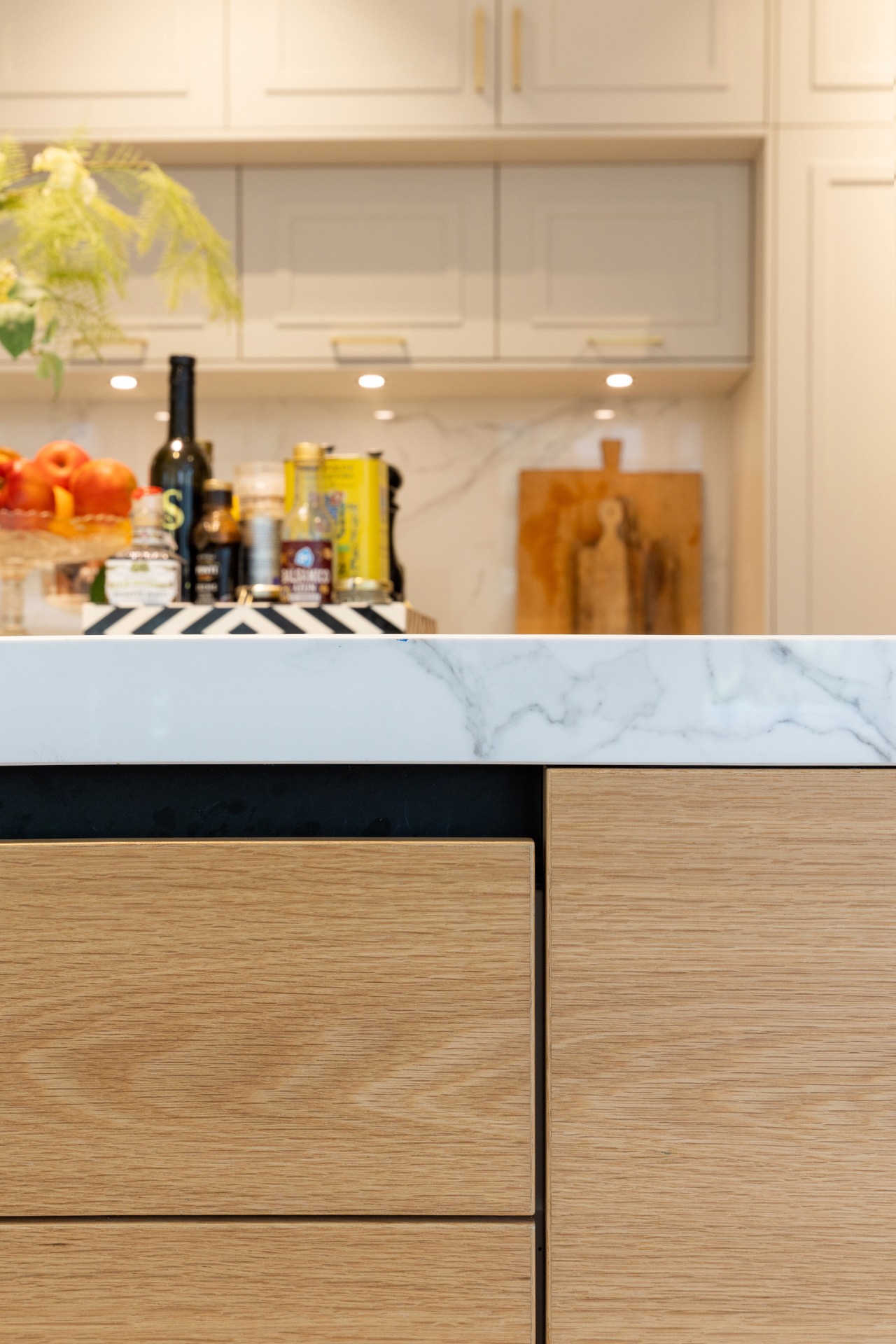 cucina di lusso con isola: dettaglio di cassetto aperto e nicchia portaoggetti negli armadi cucina bianchi, Luxury, Design, Exclusive, Modern, Custom Made, Special, Beautiful