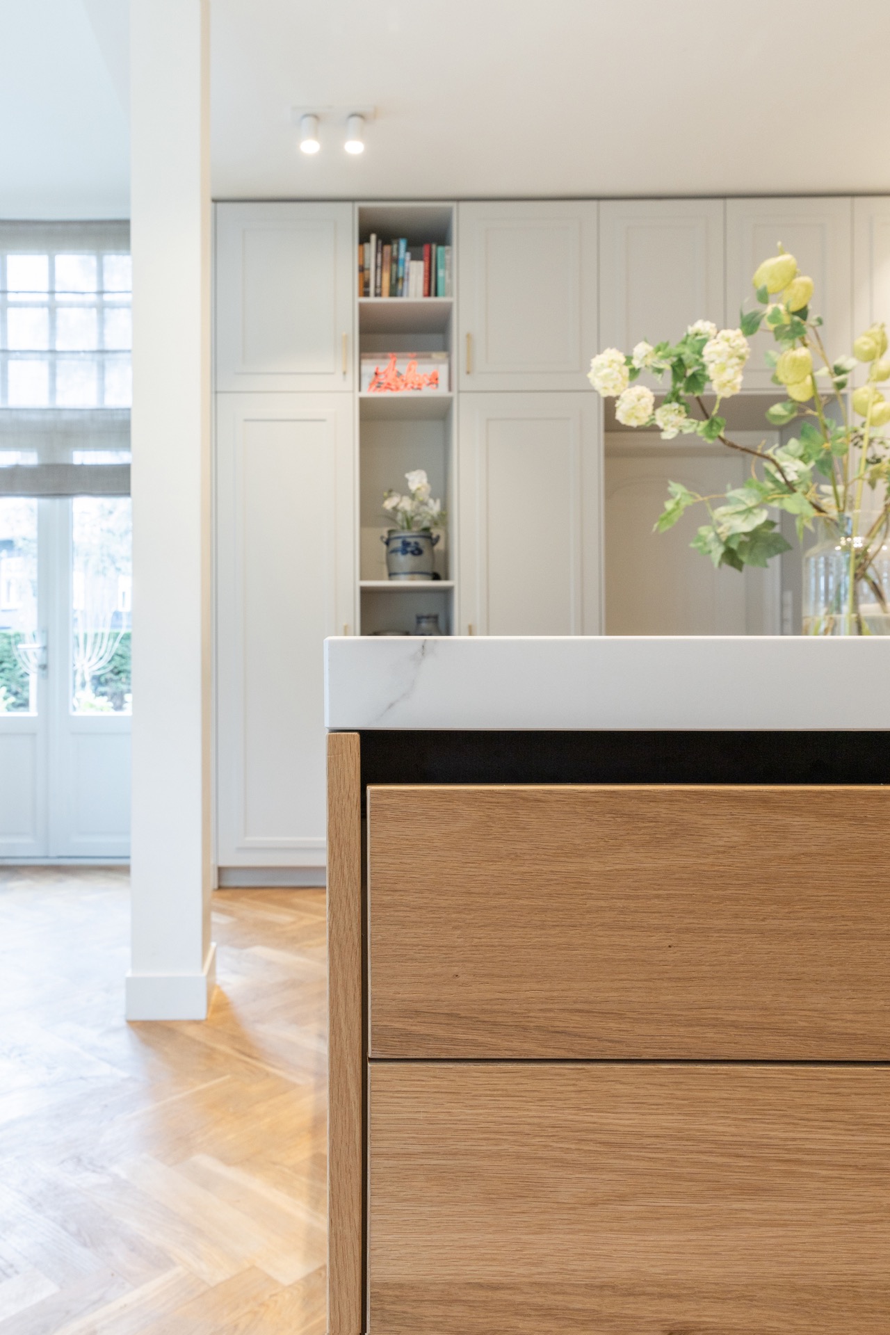 cucina di lusso con isola: dettaglio del bordo dell’isola con parte superiore effetto marmo e frontali in legno, Luxury, Design, Exclusive, Modern, Custom Made, Special, Beautiful