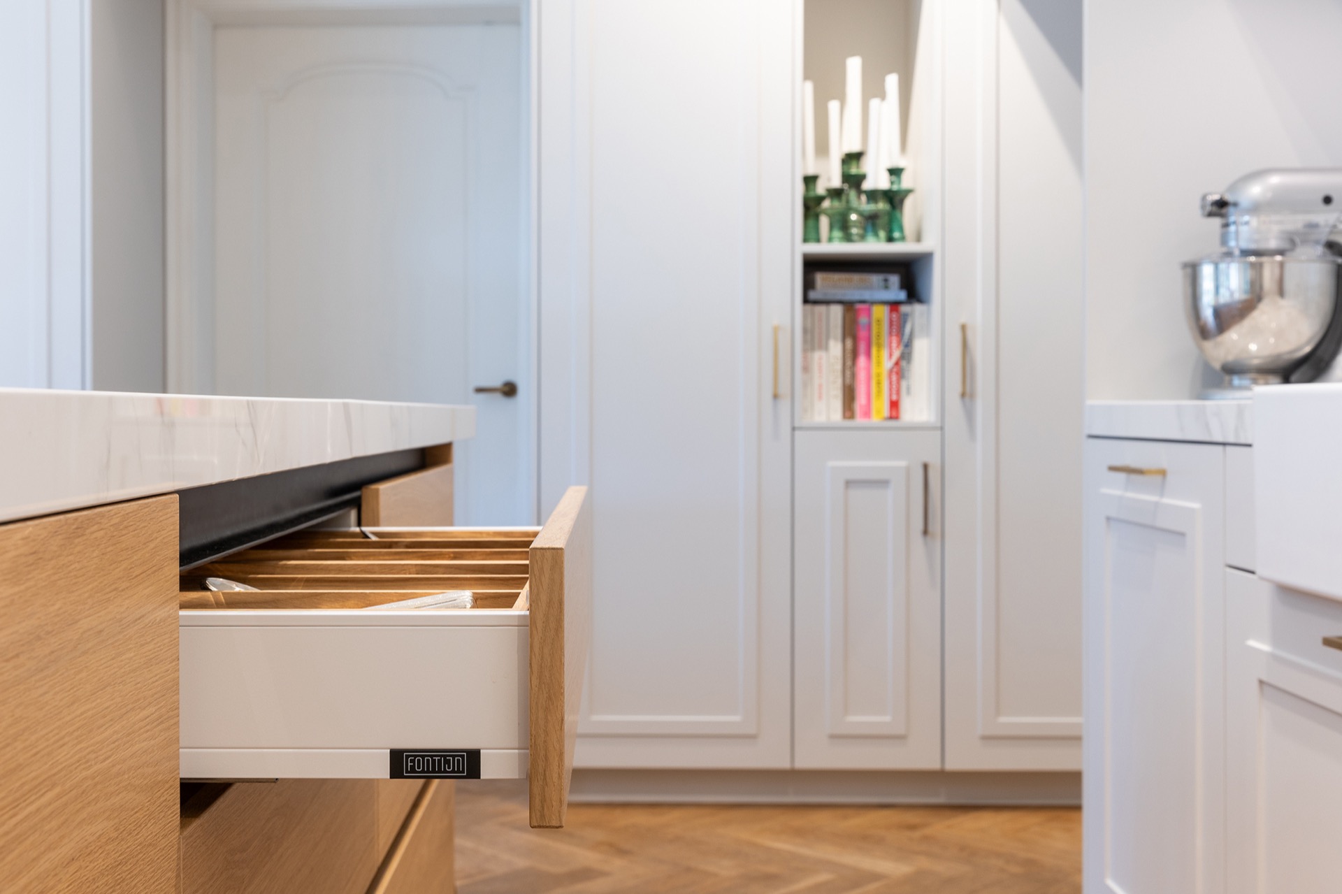cucina di lusso con isola: primo piano della maniglia dorata su anta cucina bianca a pannelli, Luxury, Design, Exclusive, Modern, Custom Made, Special, Beautiful