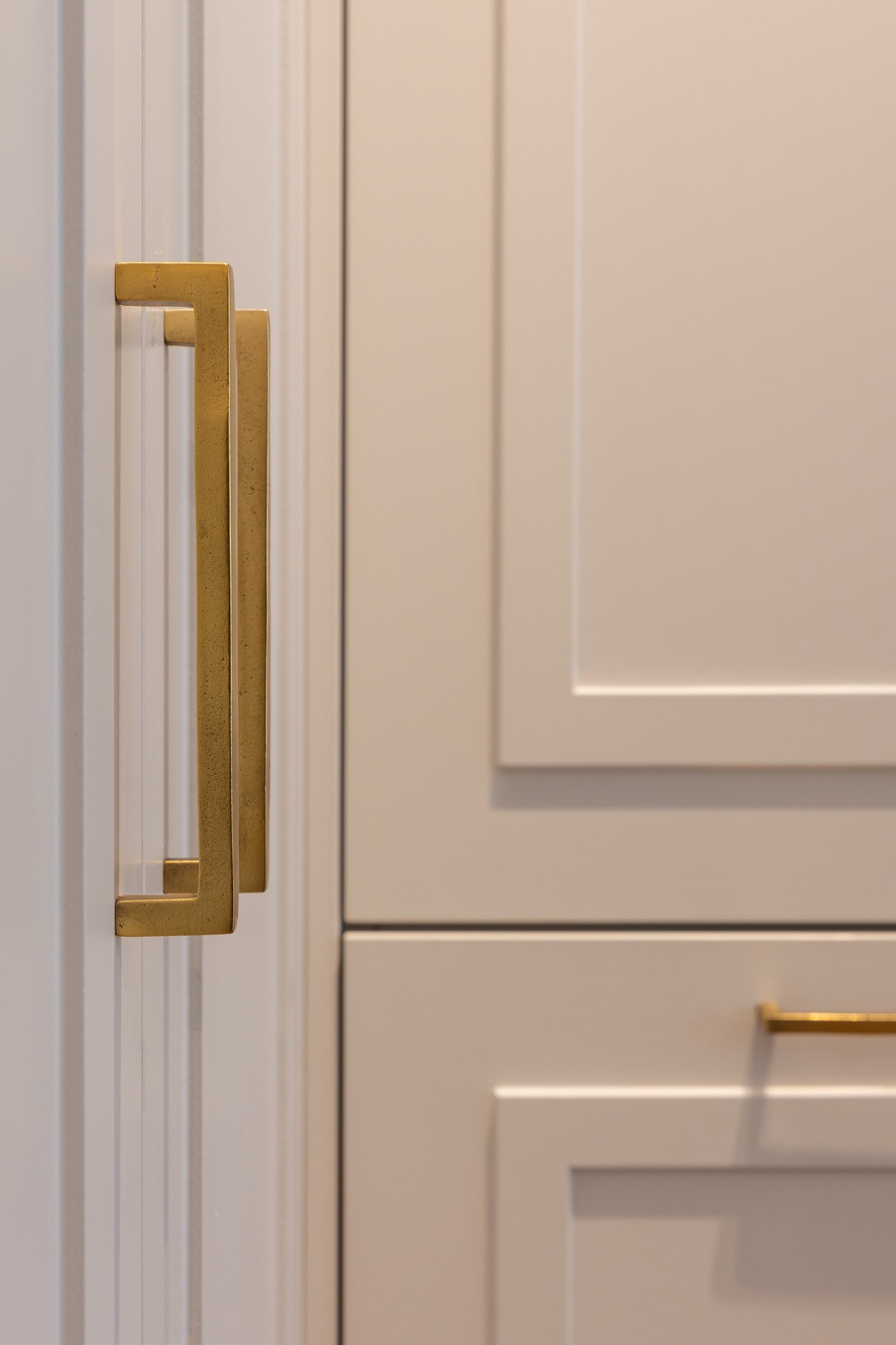 cucina di lusso con isola: primo piano del bordo dell’isola con striscia effetto marmo e frontali in legno, Luxury, Design, Exclusive, Modern, Custom Made, Special, Beautiful