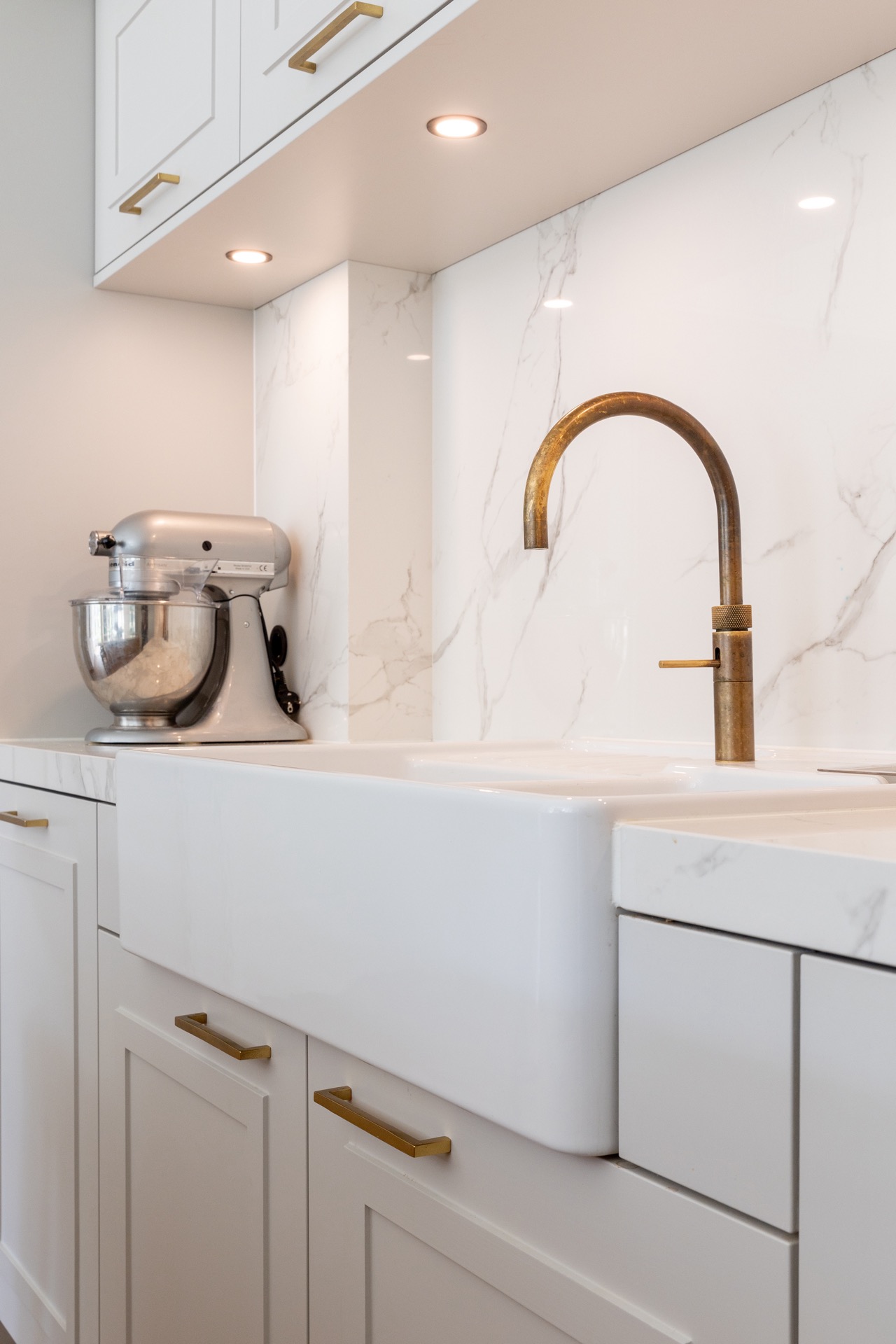 cucina di lusso con isola: dettaglio della maniglia dorata su anta bianca a pannelli, Luxury, Design, Exclusive, Modern, Custom Made, Special, Beautiful