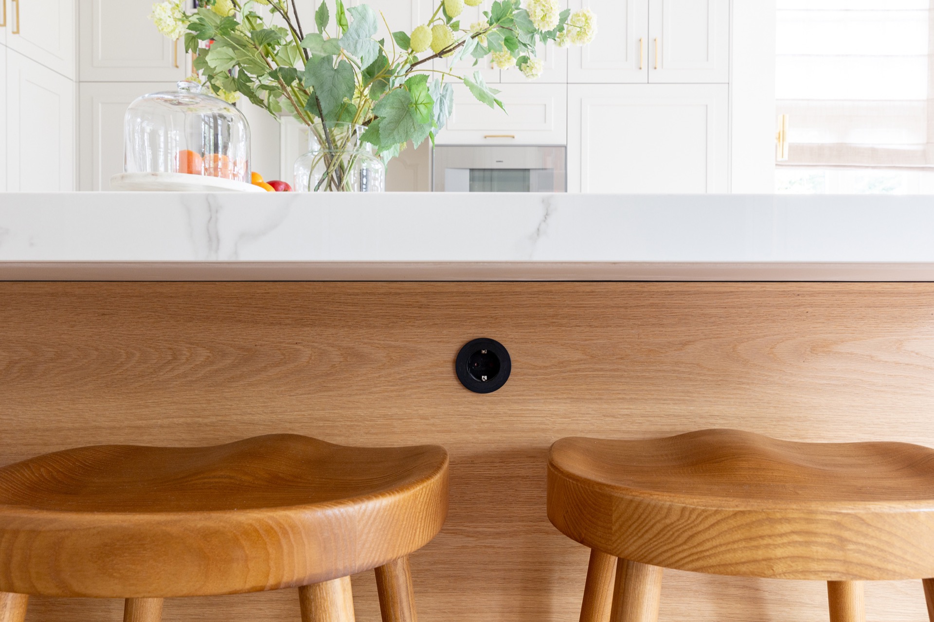 cucina di lusso con isola: dettaglio dell’isola con apertura nera integrata e frontale in legno, Luxury, Design, Exclusive, Modern, Custom Made, Special, Beautiful