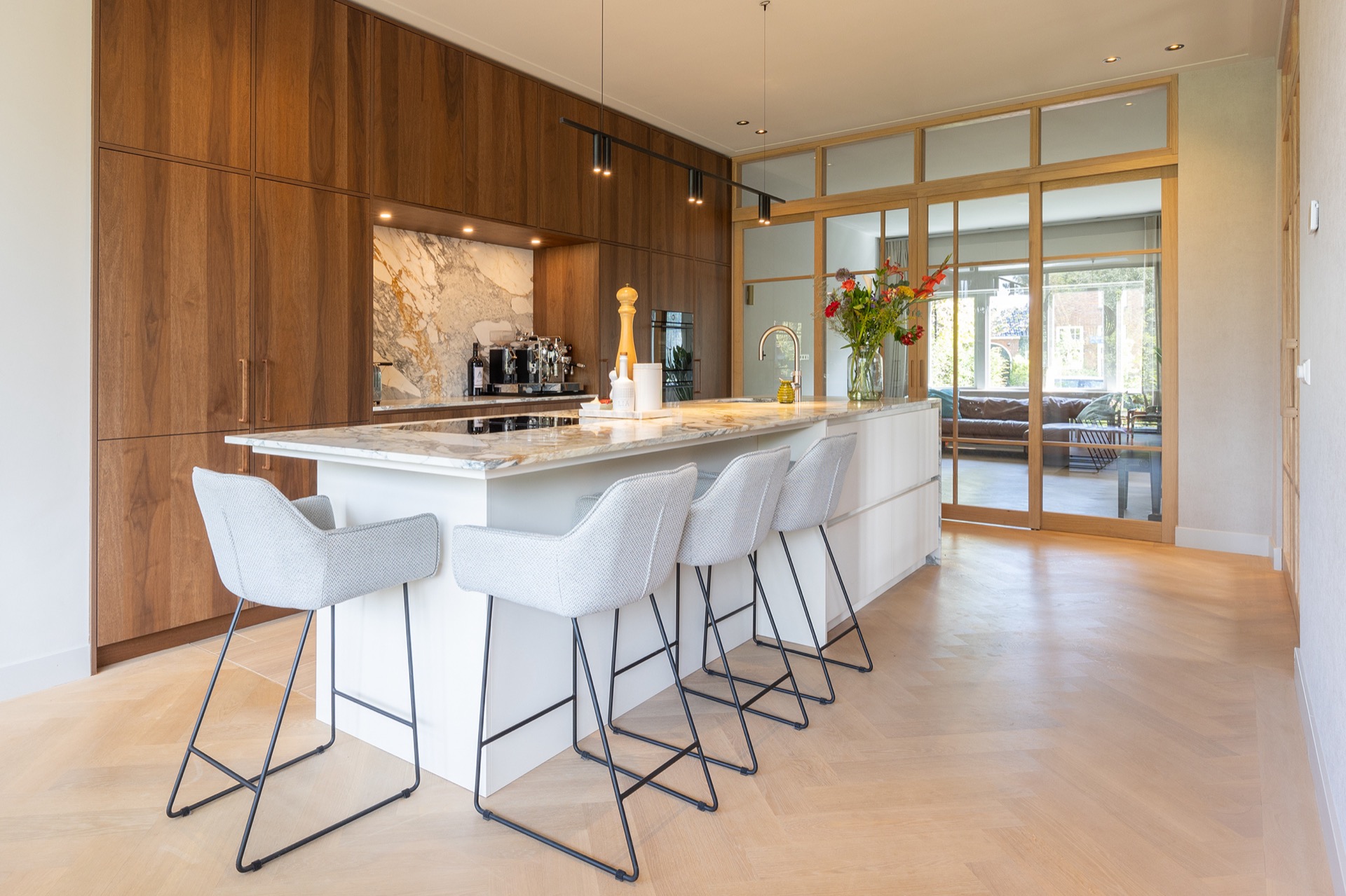 modern kitchen with island and walnut veneer cabinetry: modern kitchen with island, walnut cabinetry wall and marble-look, Luxe, Design, Exclusief, Modern, Maatwerk, Bijzondere, Mooie