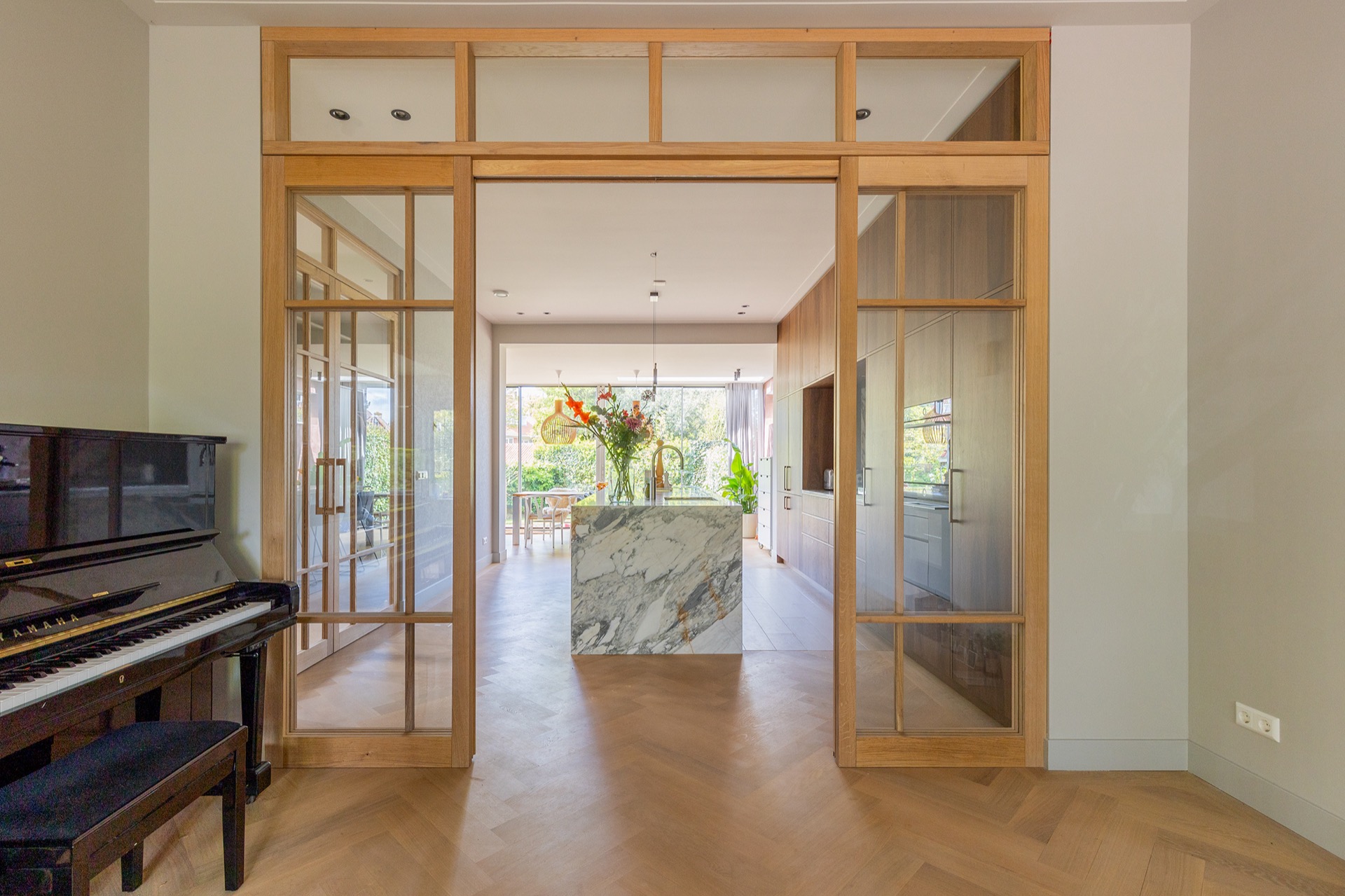 modern kitchen with island and walnut veneer cabinetry: view through to a kitchen with island and glass partition, Luxe, Design, Exclusief, Modern, Maatwerk, Bijzondere, Mooie