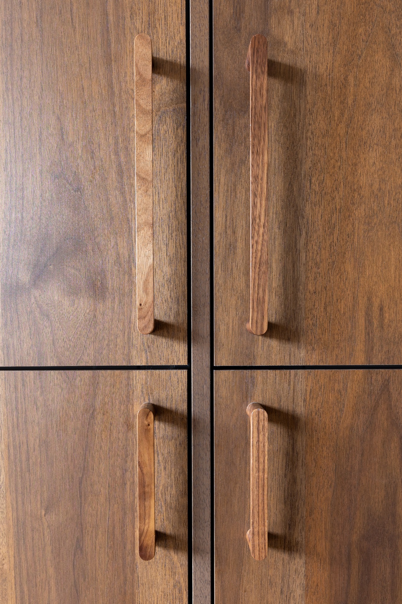 modern kitchen with island and walnut veneer cabinetry: detail of walnut kitchen fronts with vertical wooden handles and, Luxe, Design, Exclusief, Modern, Maatwerk, Bijzondere, Mooie