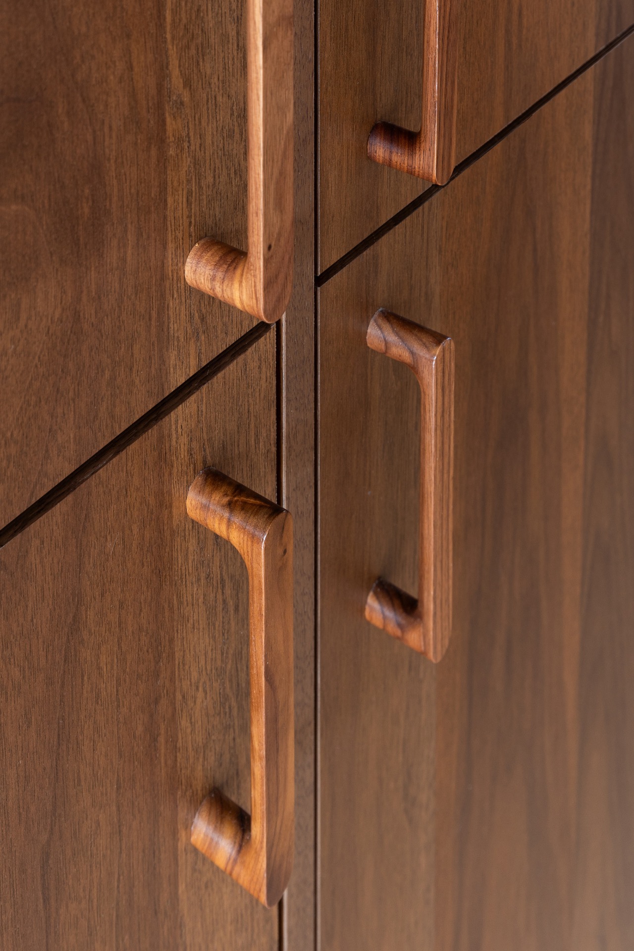 modern kitchen with island and walnut veneer cabinetry: close-up of handle and panel lines on walnut kitchen cabinet fronts, Luxe, Design, Exclusief, Modern, Maatwerk, Bijzondere, Mooie