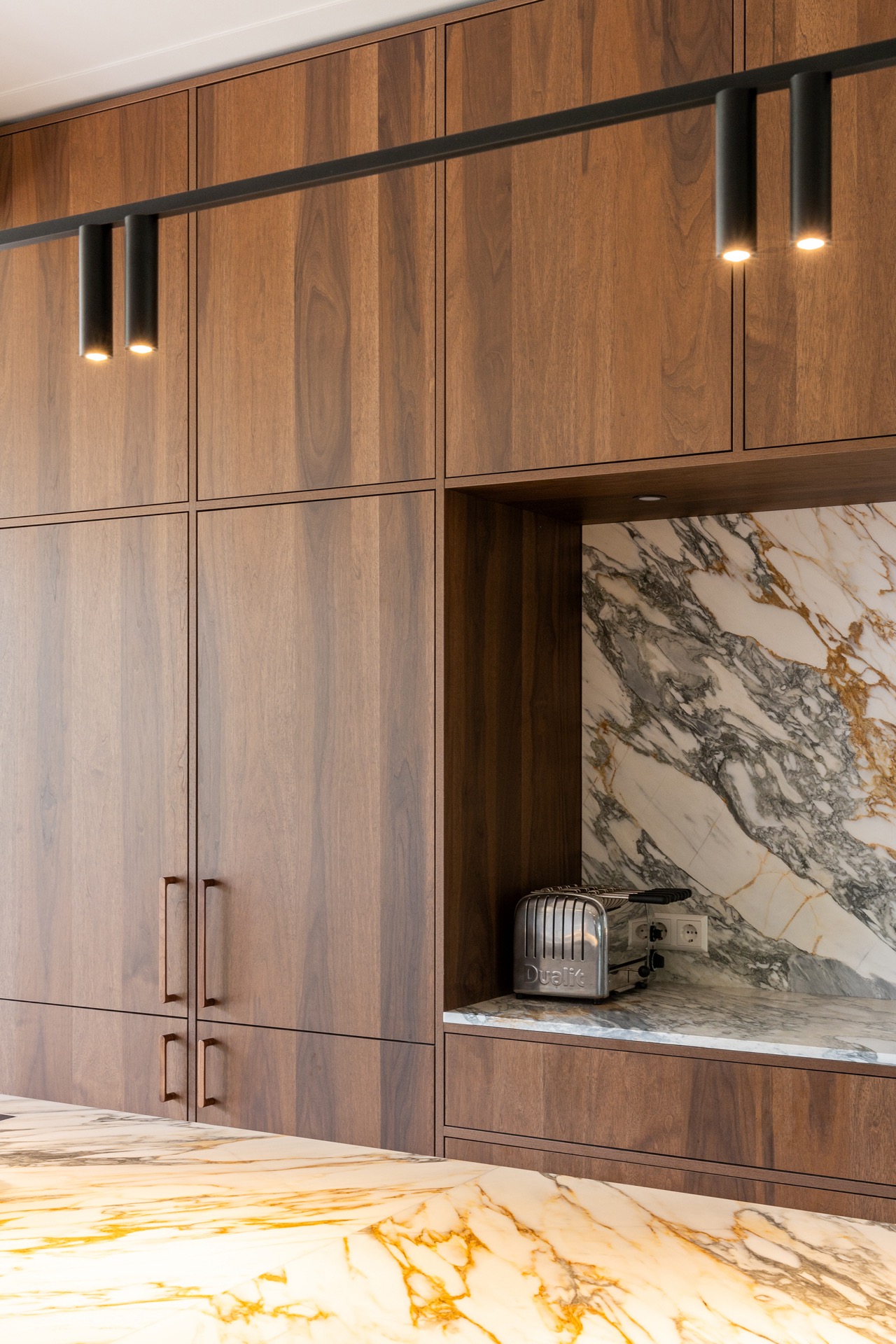 modern kitchen with island and walnut veneer cabinetry: marble-look backsplash and walnut cabinet wall with built-in, Luxe, Design, Exclusief, Modern, Maatwerk, Bijzondere, Mooie