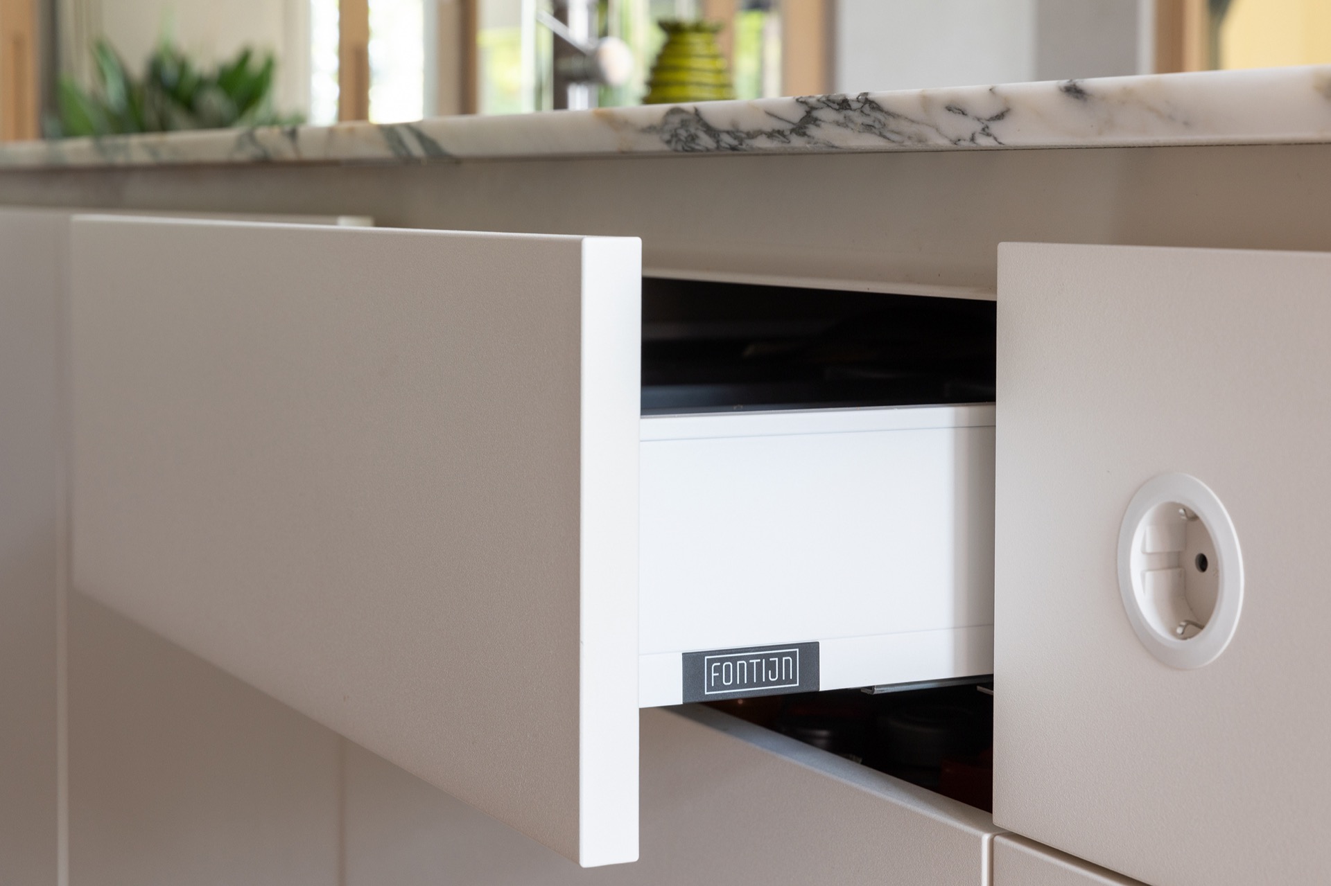 modern kitchen with island and walnut veneer cabinetry: detail of built-in niche in a white kitchen wall with marble-look, Luxe, Design, Exclusief, Modern, Maatwerk, Bijzondere, Mooie