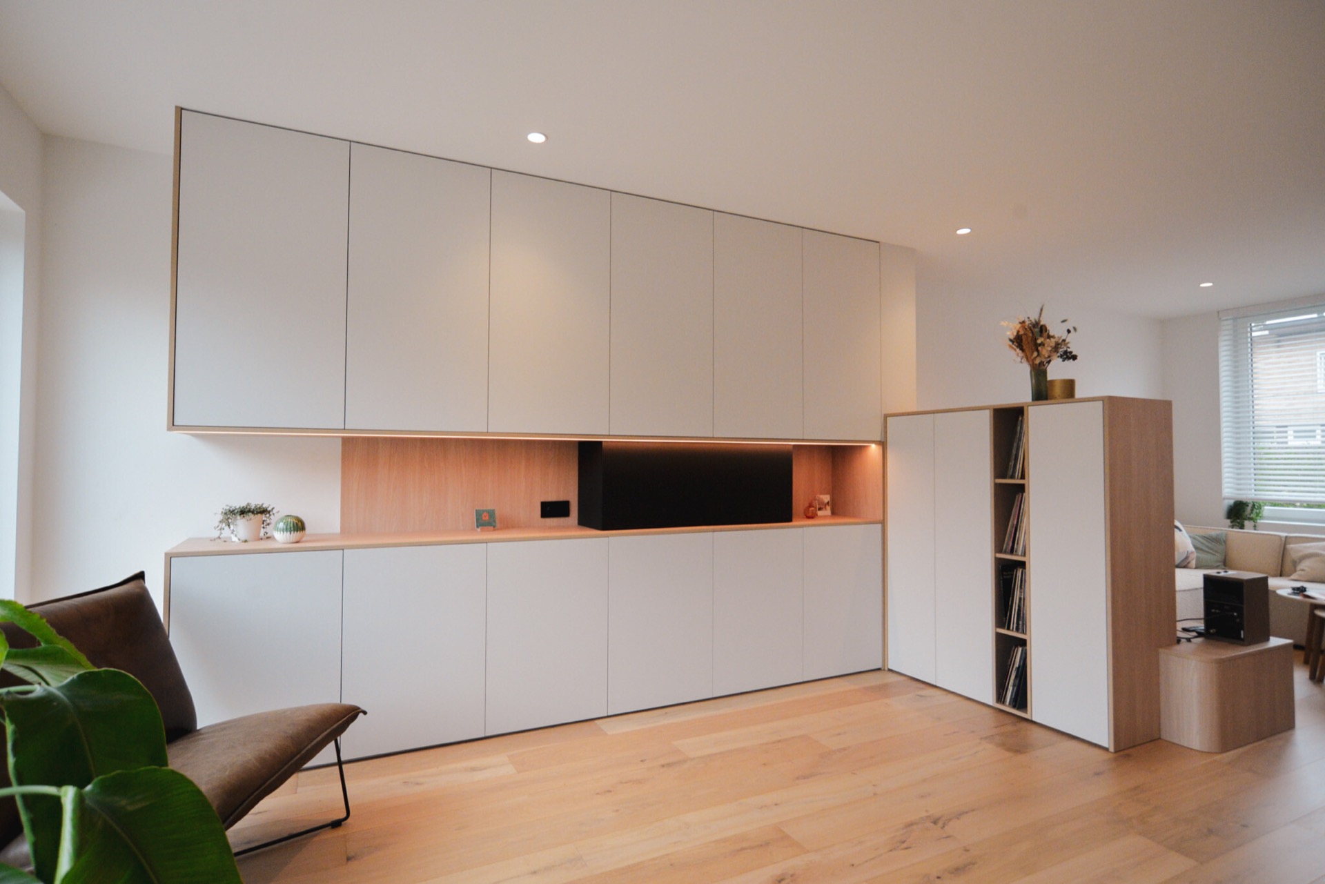 parete attrezzata a L con nicchia TV integrata: parete attrezzata moderna con nicchia TV, ante bianche e vani in rovere, Luxury, Design, Exclusive, Modern, Custom Made, Special, Beautiful