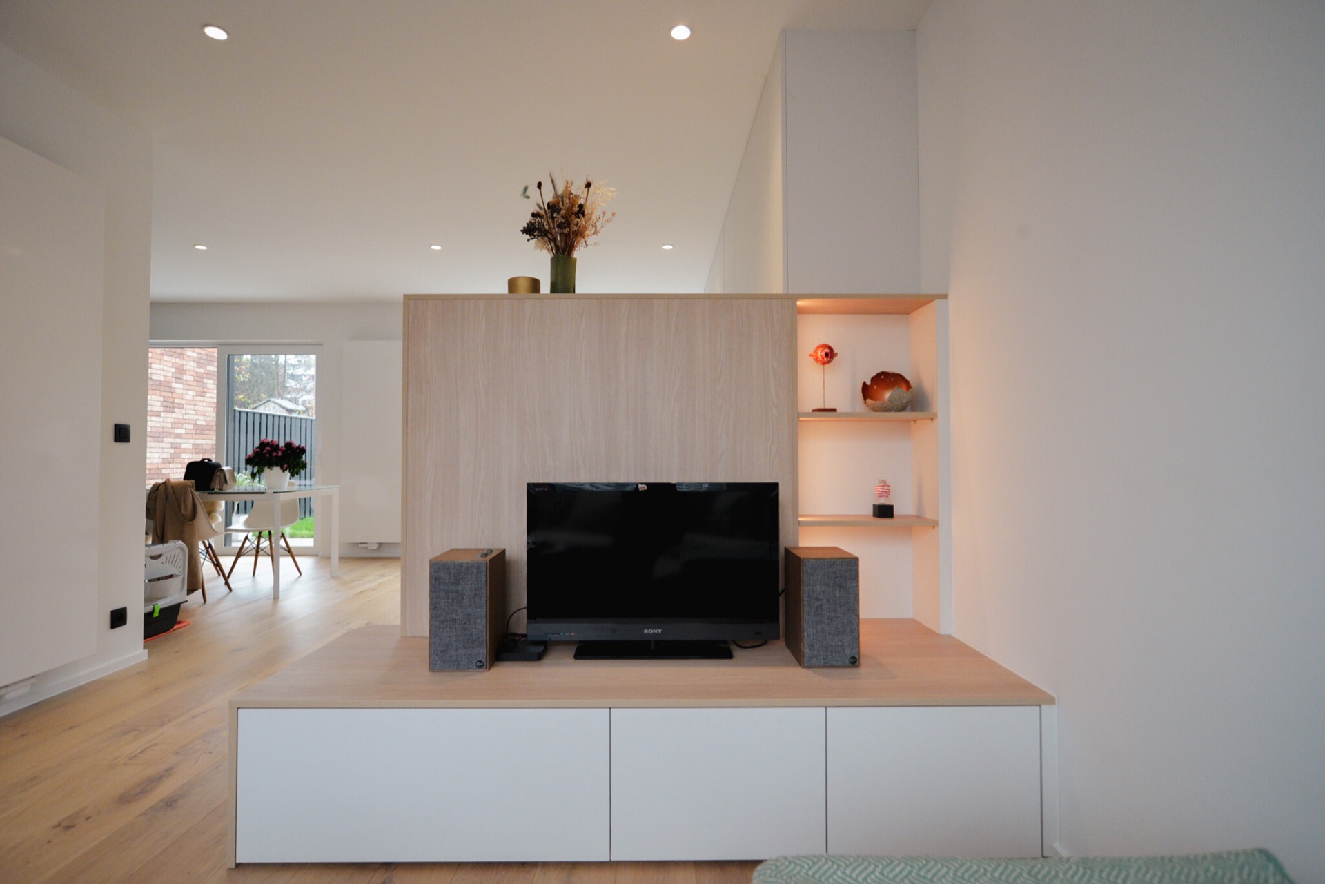 parete attrezzata a L con nicchia TV integrata: vista della zona TV nella parete attrezzata con pannelli effetto legno e, Luxury, Design, Exclusive, Modern, Custom Made, Special, Beautiful