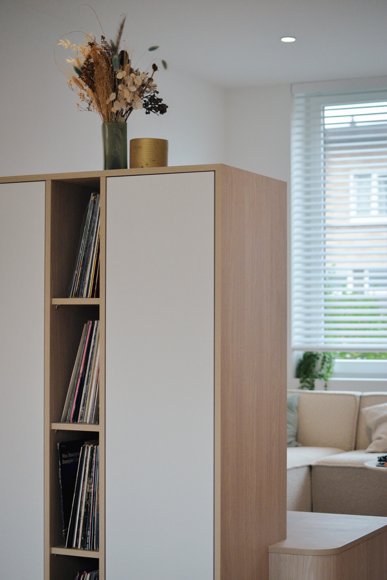 parete attrezzata a L con nicchia TV integrata: dettaglio del modulo libreria aperta in effetto legno accanto a un pannello, Luxury, Design, Exclusive, Modern, Custom Made, Special, Beautiful