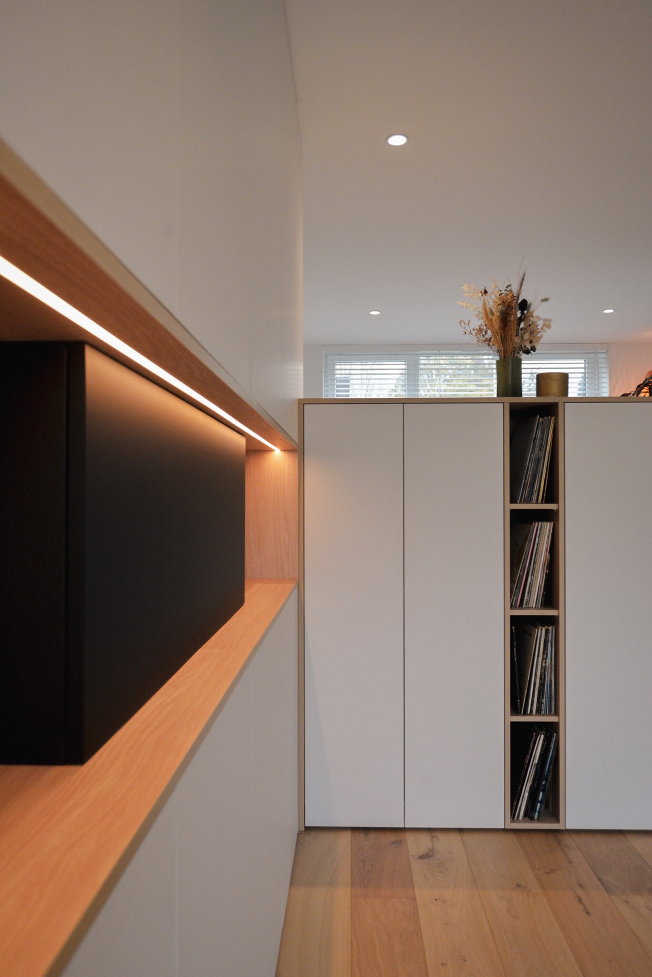parete attrezzata a L con nicchia TV integrata: parete attrezzata a L con nicchia TV, luci LED e libreria nel soggiorno, Luxury, Design, Exclusive, Modern, Custom Made, Special, Beautiful