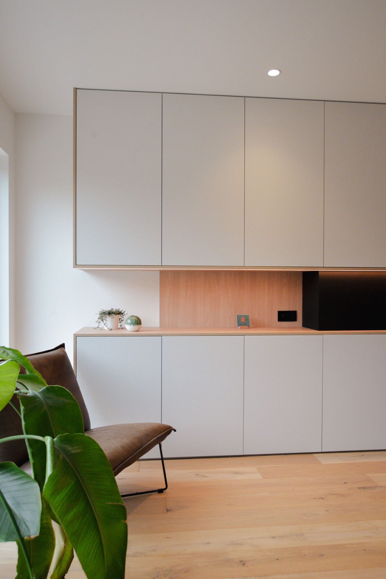 parete attrezzata a L con nicchia TV integrata: dettaglio dei pensili bianchi e del ripiano effetto rovere con linea LED, Luxury, Design, Exclusive, Modern, Custom Made, Special, Beautiful