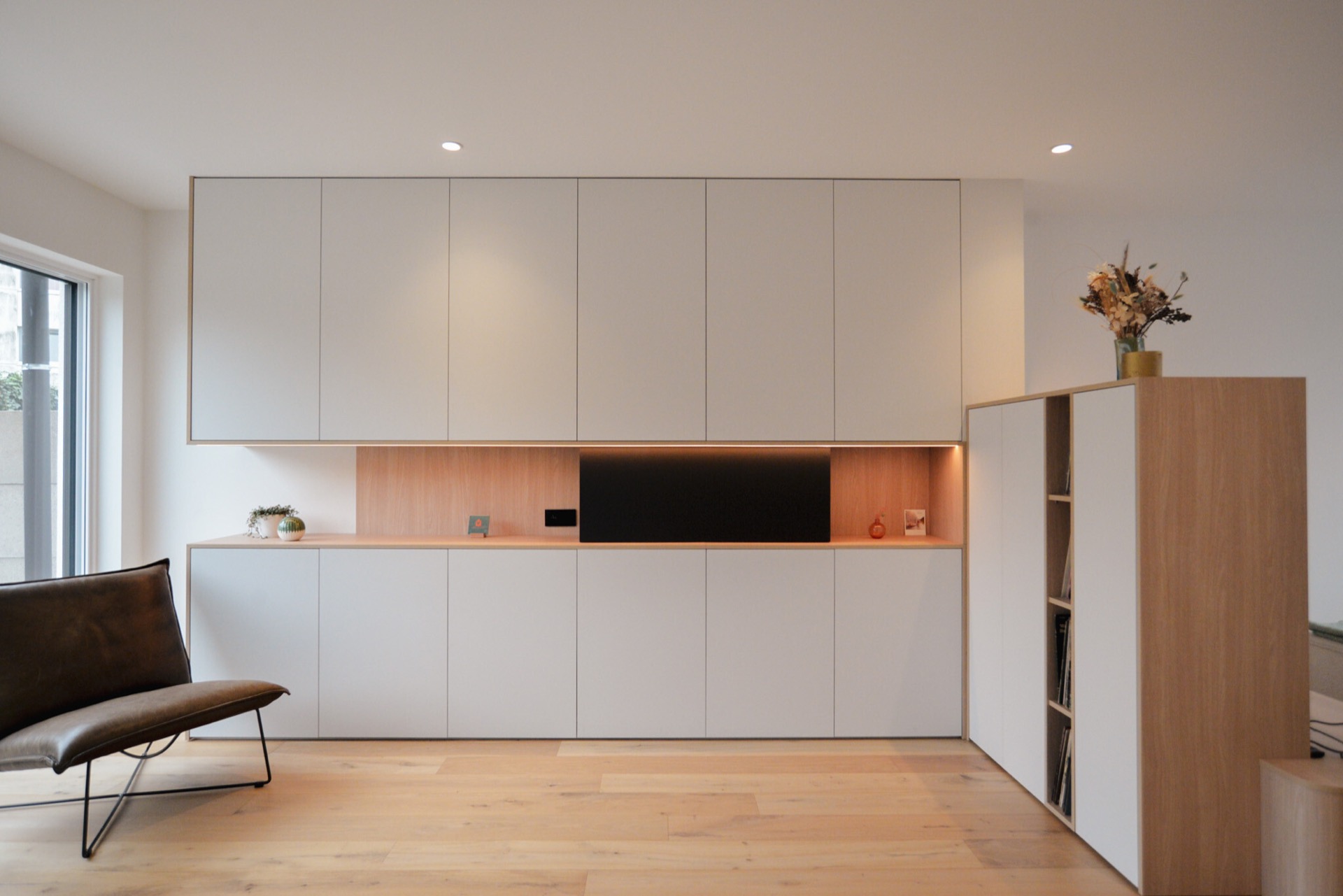 parete attrezzata a L con nicchia TV integrata: parete attrezzata nel soggiorno con nicchia TV, frontali bianchi e modulo, Luxury, Design, Exclusive, Modern, Custom Made, Special, Beautiful