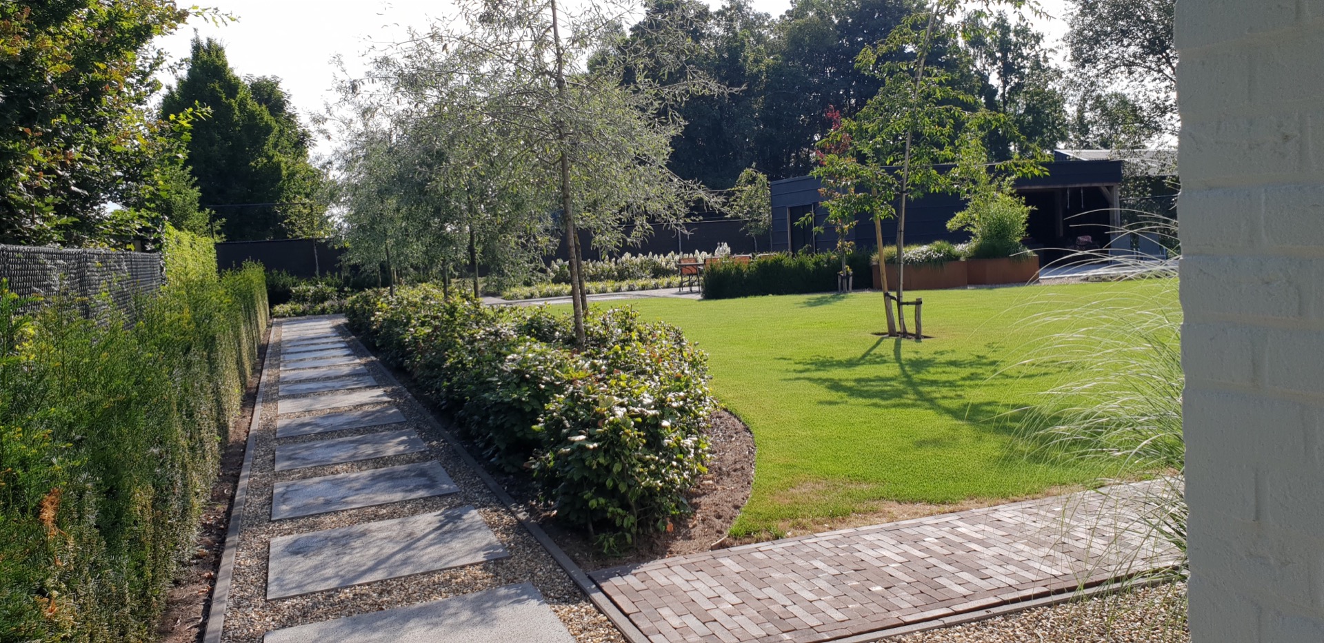 giardino con forme organiche per una casa di campagna: percorso in giardino con pavimentazione lungo il bordo delle piante, Luxury, Design, Exclusive, Modern, Custom Made, Special, Beautiful