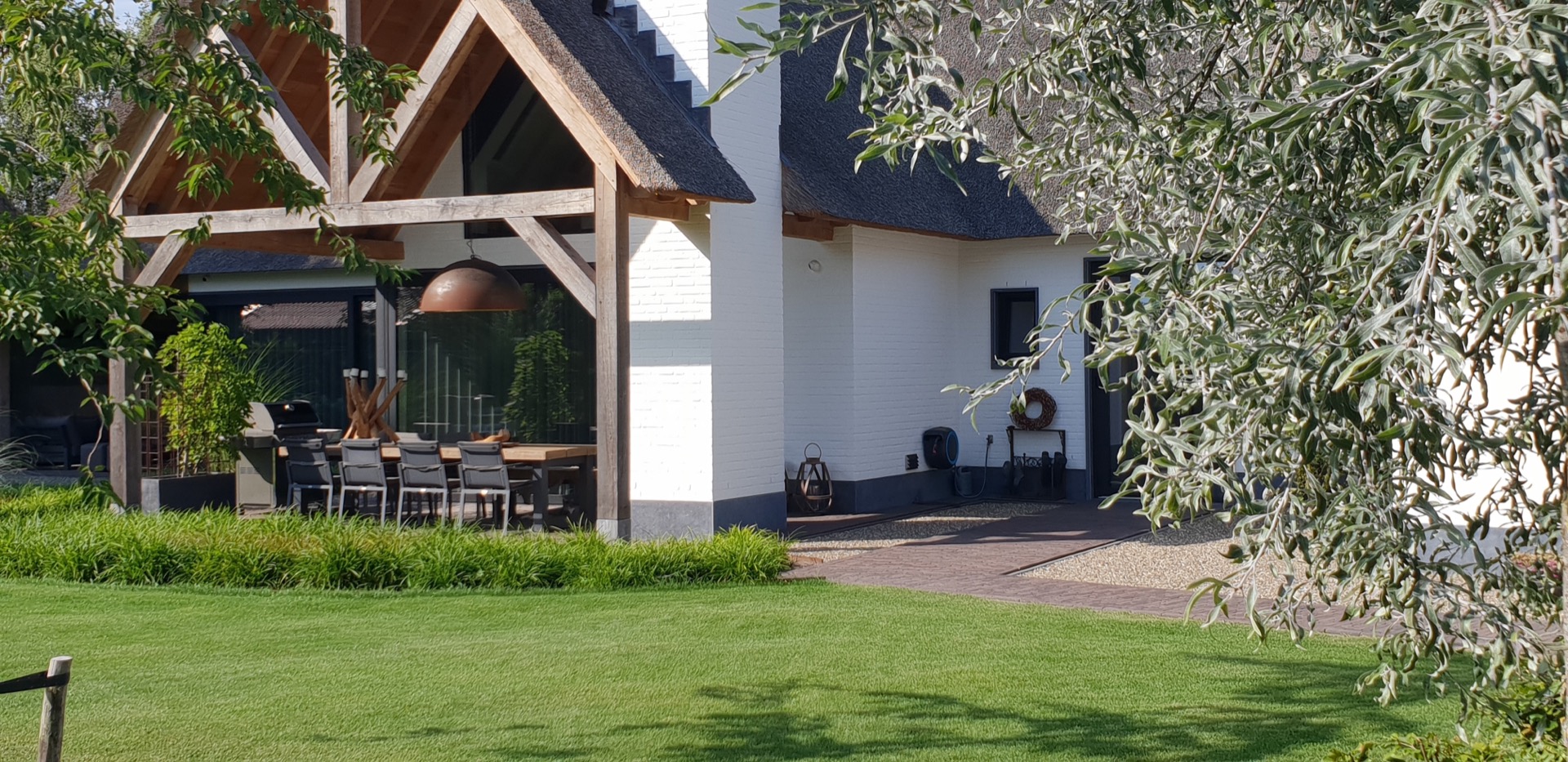 giardino con forme organiche per una casa di campagna: terrazza coperta con tetto di paglia e travi in legno, vista del, Luxury, Design, Exclusive, Modern, Custom Made, Special, Beautiful