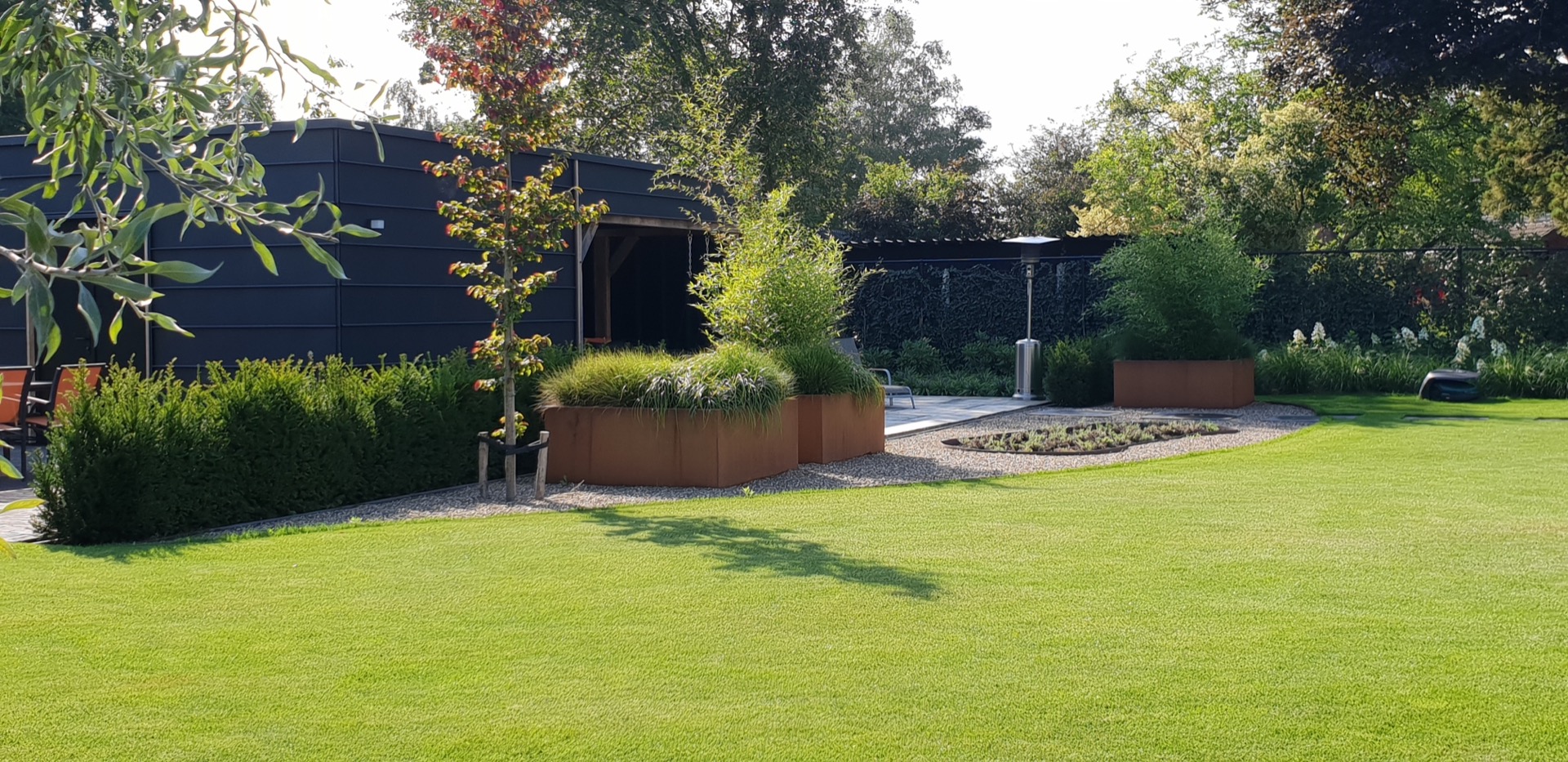 giardino con forme organiche per una casa di campagna: composizione in ghiaia e aiuole nel giardino della villa con prato, Luxury, Design, Exclusive, Modern, Custom Made, Special, Beautiful