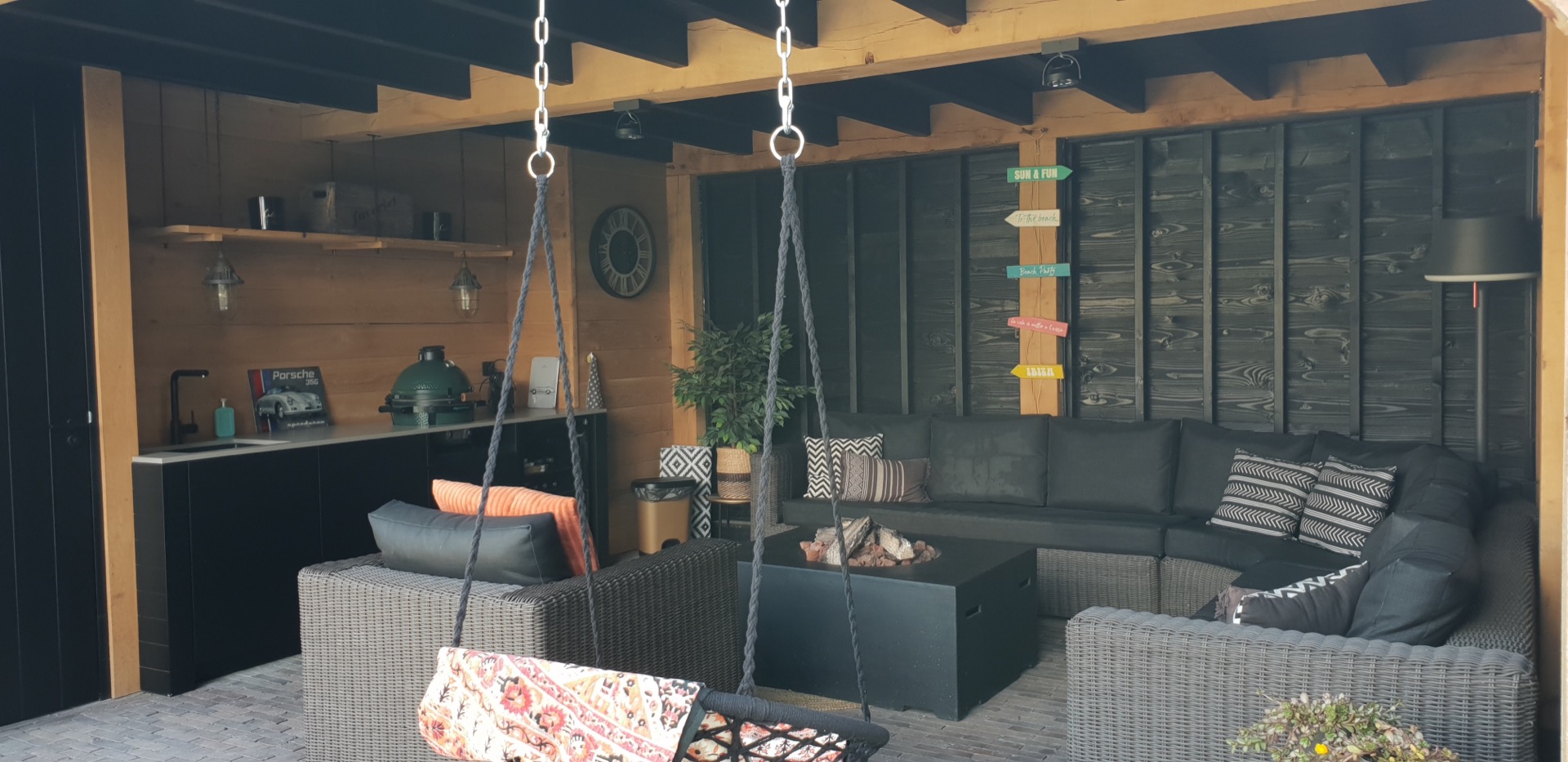 giardino con forme organiche per una casa di campagna: zona lounge esterna coperta con travi in legno e finiture parete, Luxury, Design, Exclusive, Modern, Custom Made, Special, Beautiful