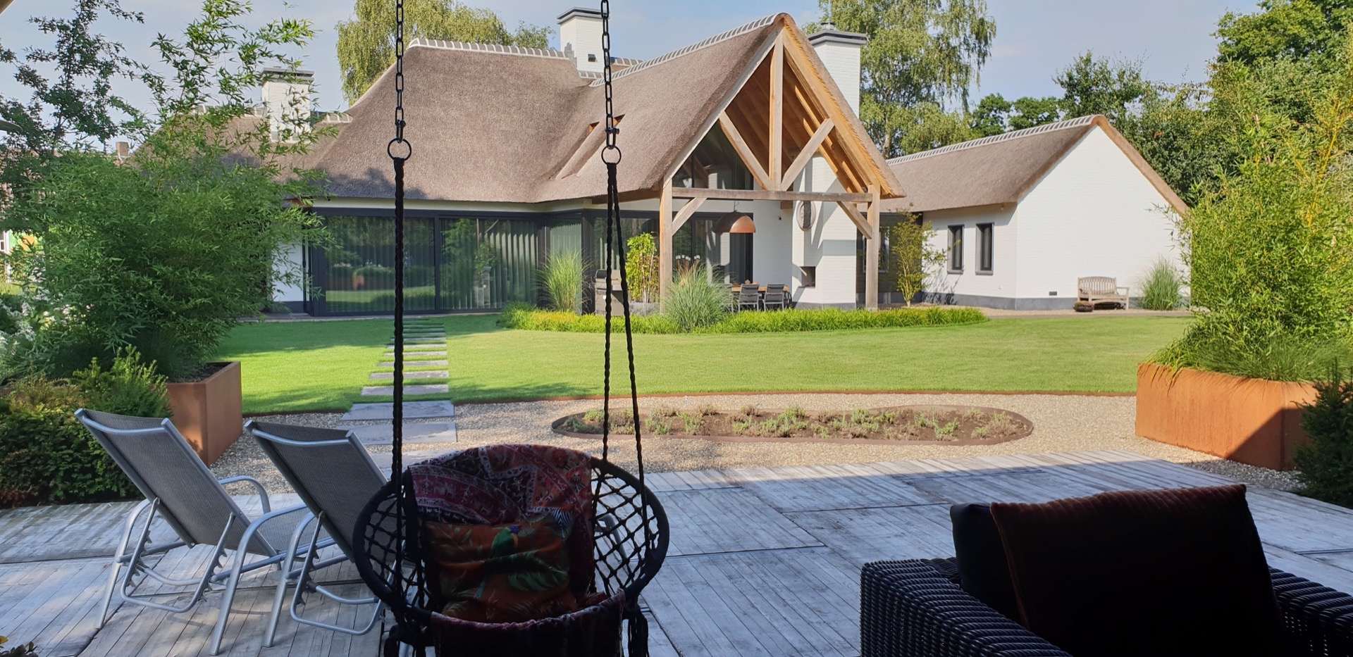 giardino con forme organiche per una casa di campagna: grande giardino con prato, percorso in pavimentazione decorativa e, Luxury, Design, Exclusive, Modern, Custom Made, Special, Beautiful