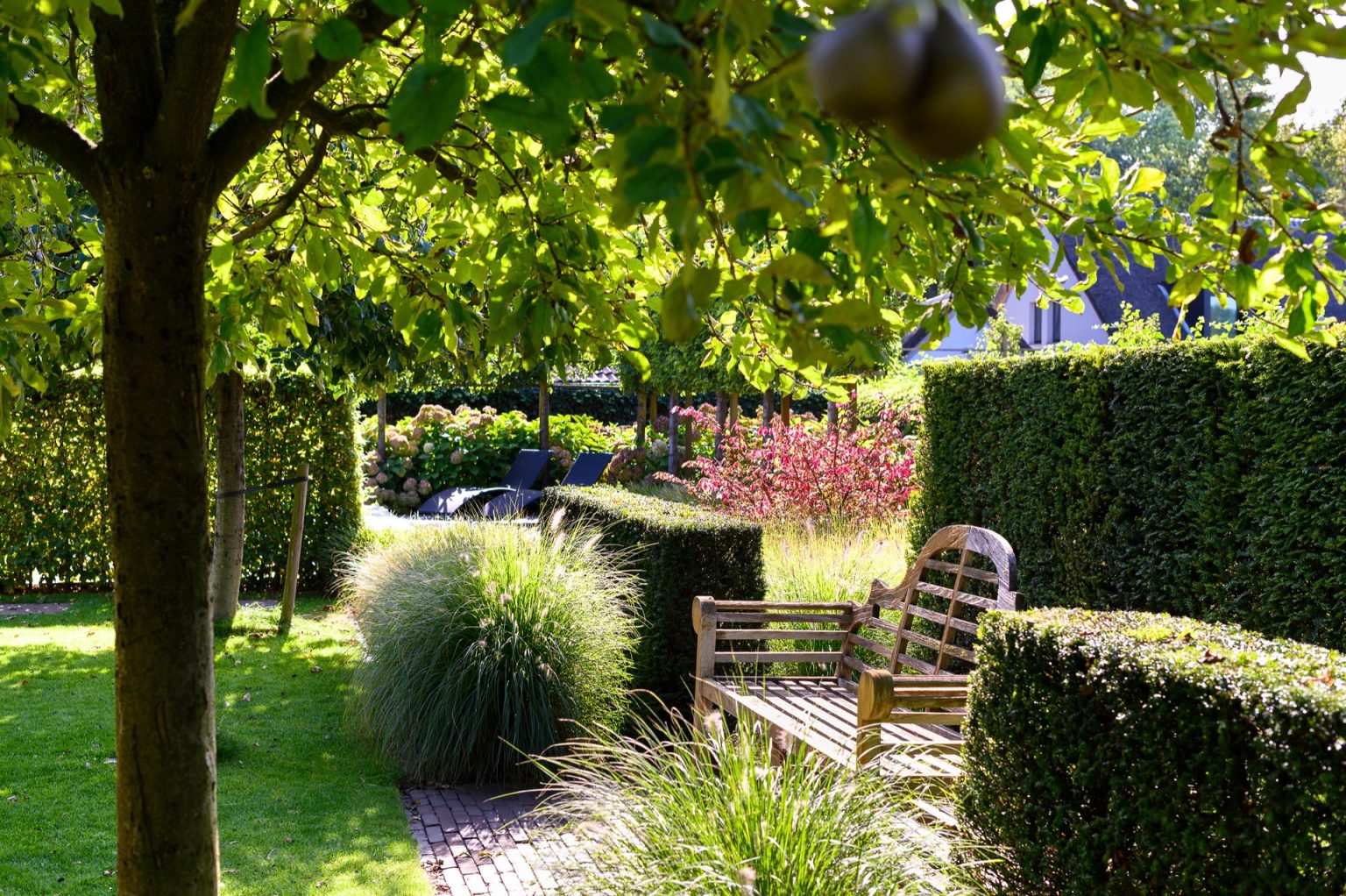 Landelijke tuin met tuinkamers rond woonboerderij