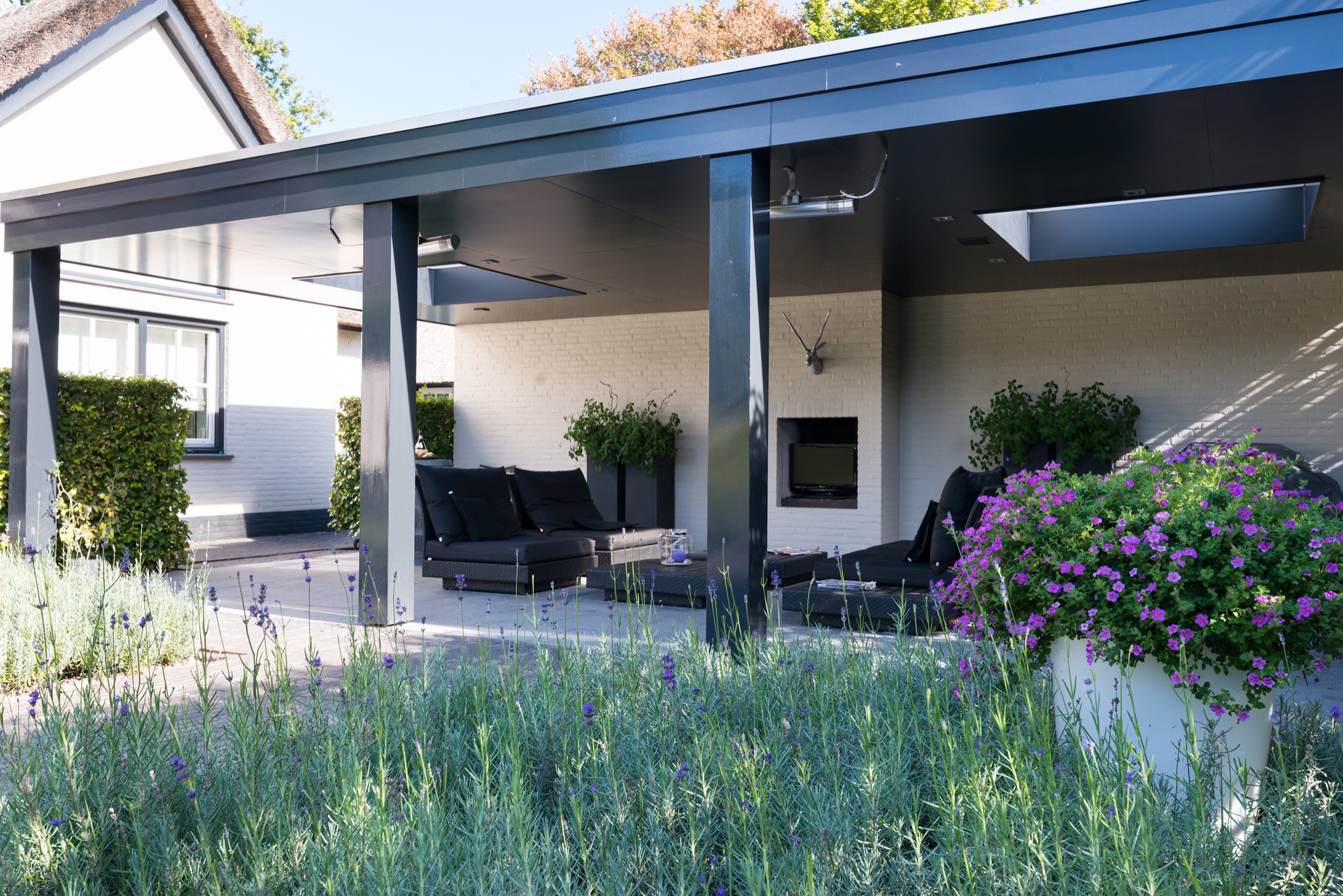 giardino di campagna con aree giardino: terrazza lounge coperta con parete bianca e vegetazione con fiori viola, Luxe, Design, Exclusief, Modern, Maatwerk, Bijzondere, Mooie