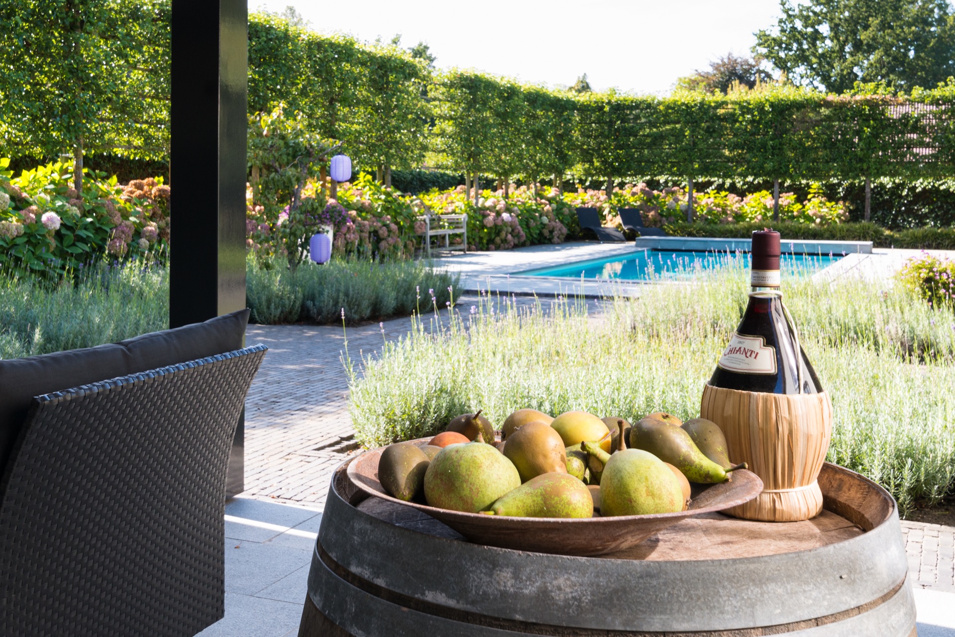 giardino di campagna con aree giardino: vista della piscina e della terrazza con bordure verdi lungo un sentiero pavimentato, Luxe, Design, Exclusief, Modern, Maatwerk, Bijzondere, Mooie