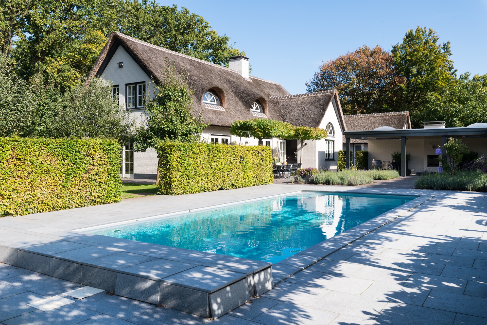 giardino di campagna con aree giardino: piscina in giardino rustico con tetto di paglia e pavimentazione intorno all’acqua, Luxe, Design, Exclusief, Modern, Maatwerk, Bijzondere, Mooie