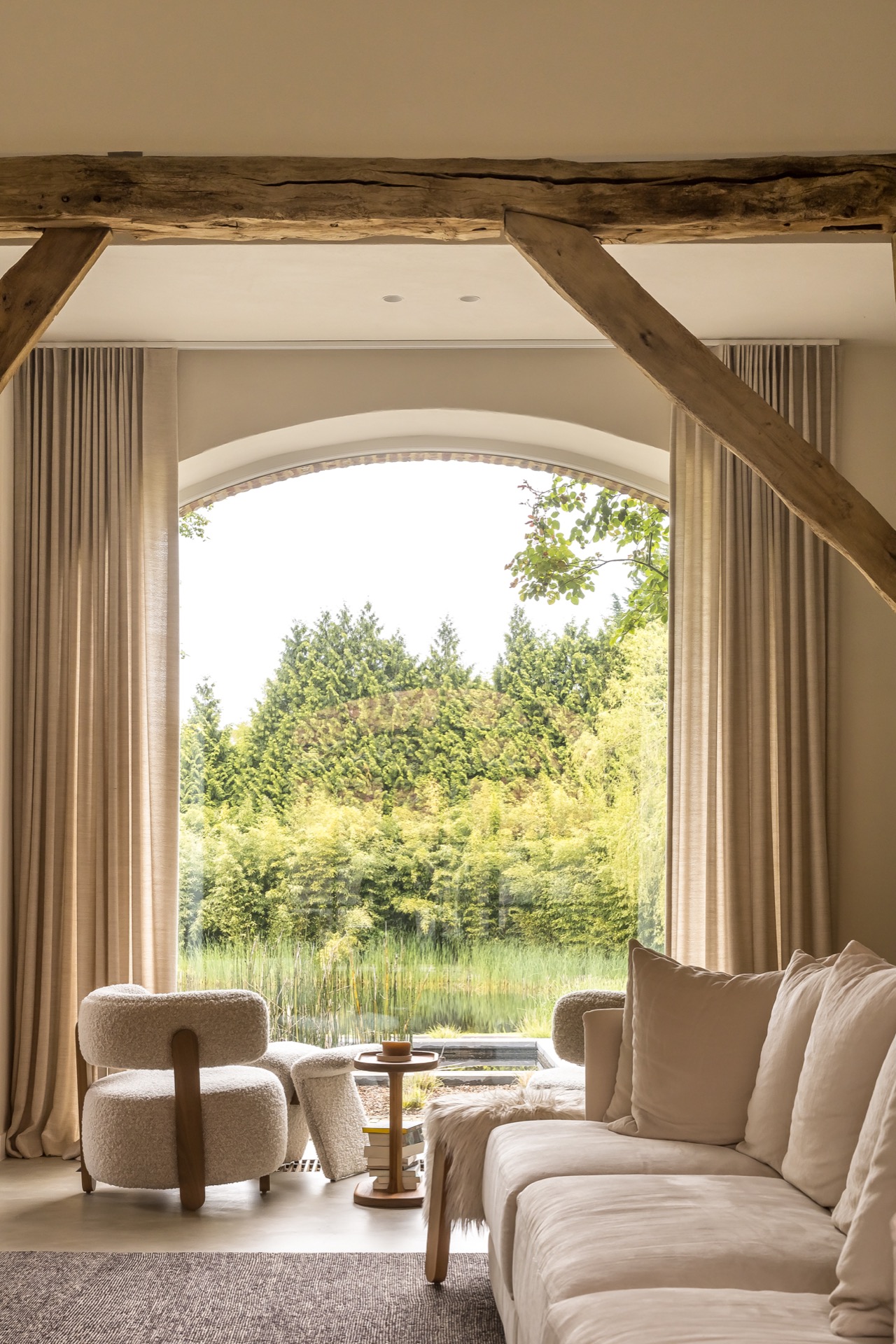 living indoor outdoor: corridoio interno con travi in legno a vista, pareti bianche e zona porta in vetro, Luxury, Design, Exclusive, Modern, Custom Made, Special, Beautiful