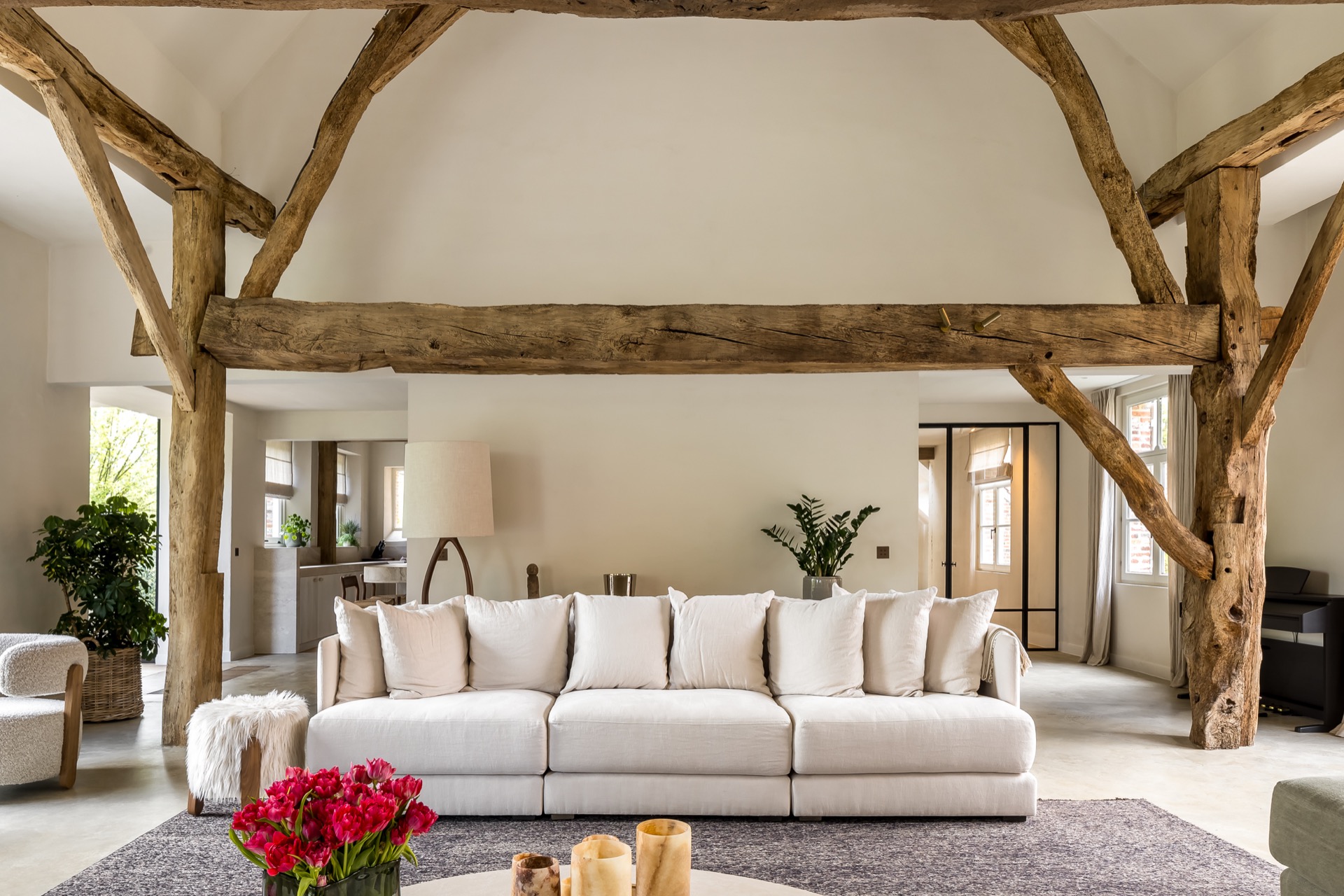living indoor outdoor: soggiorno con grande trave in legno e apertura vetrata verso l’esterno, Luxury, Design, Exclusive, Modern, Custom Made, Special, Beautiful