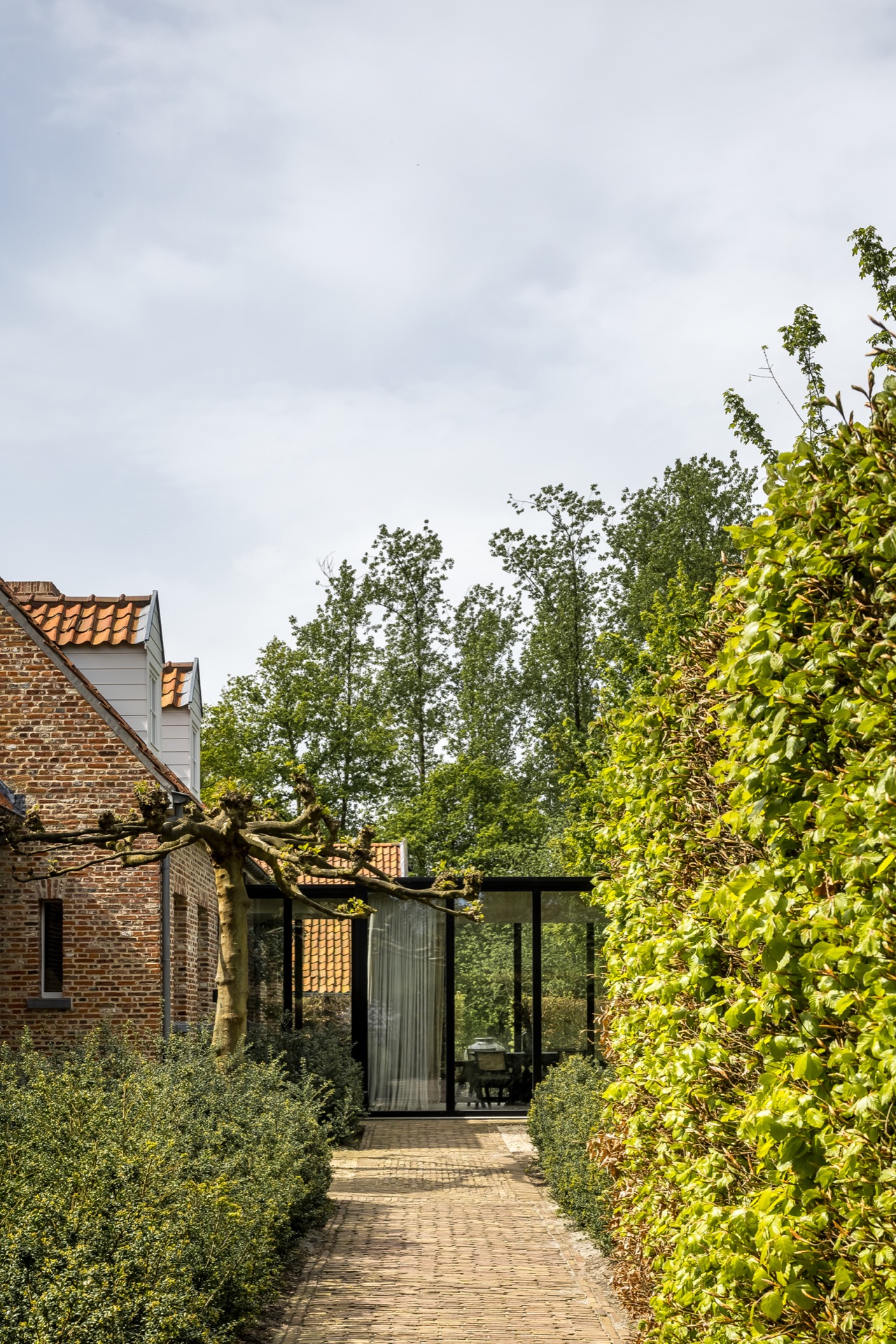 living indoor outdoor: percorso in giardino lungo finestre con tende e facciata in mattoni, Luxury, Design, Exclusive, Modern, Custom Made, Special, Beautiful