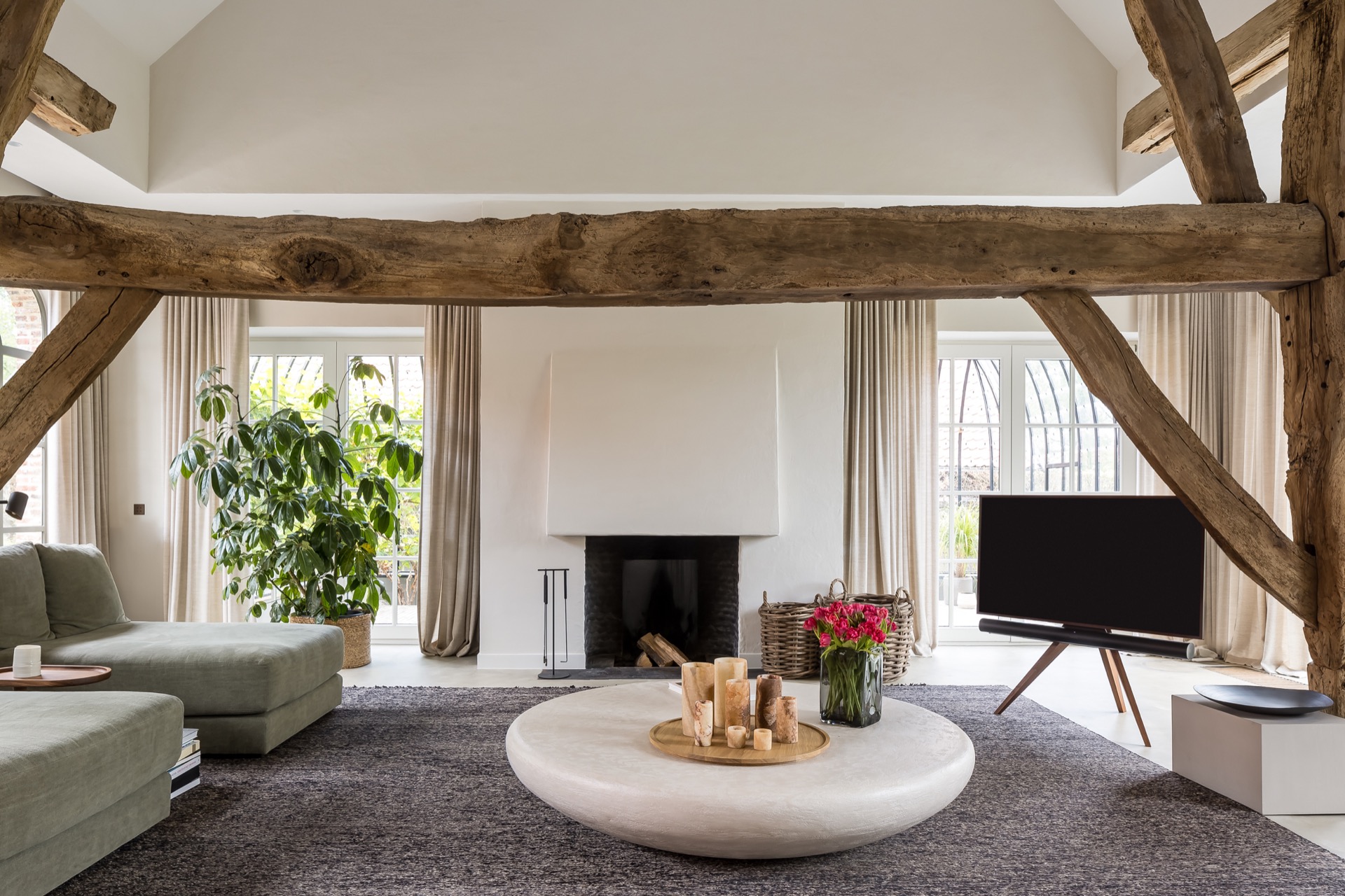 living indoor outdoor: soggiorno con apertura ad arco e grande finestra verso il giardino verde, Luxury, Design, Exclusive, Modern, Custom Made, Special, Beautiful