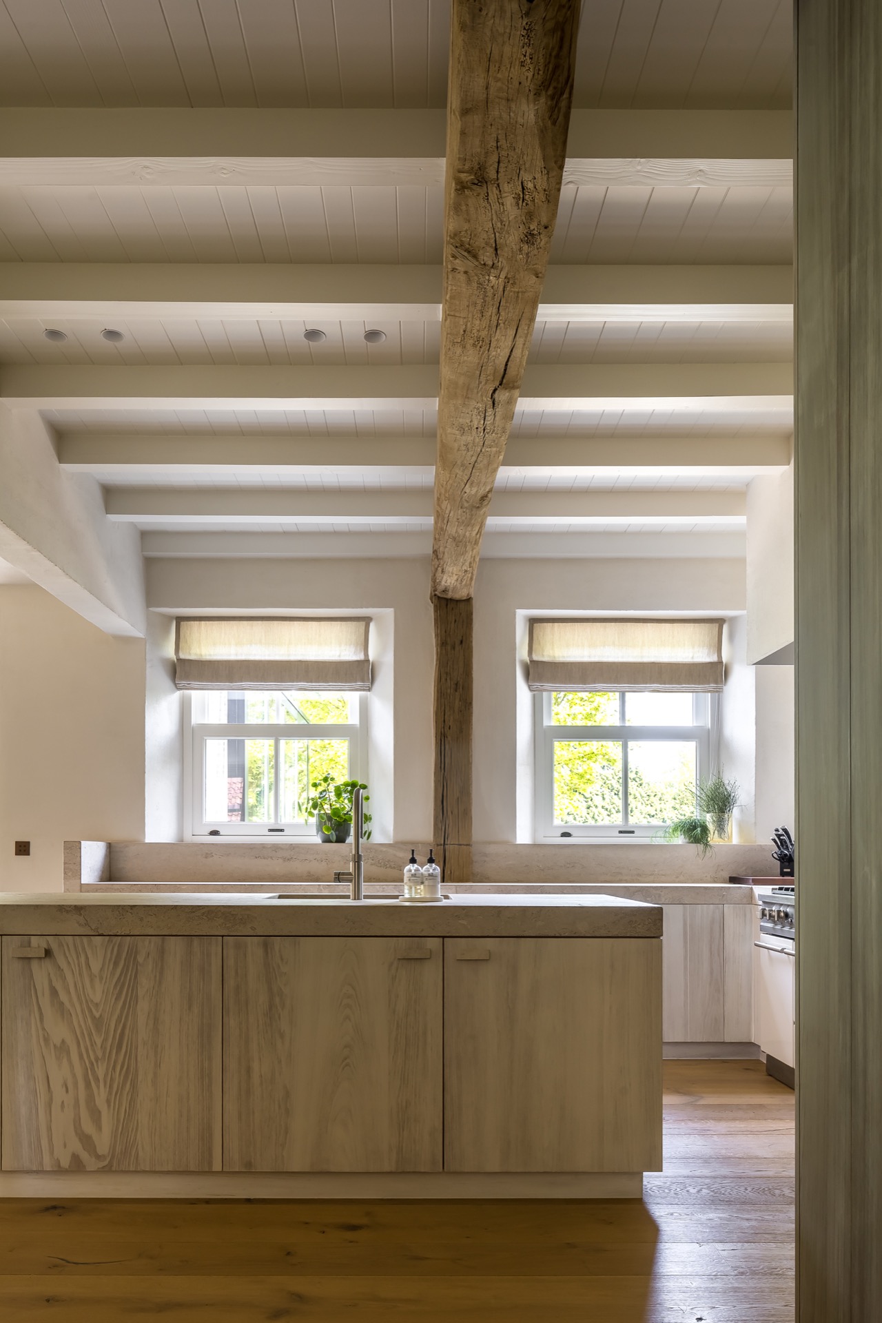 living indoor outdoor: dettaglio interno con colonna in legno a vista e soffitto bianco con faretti a incasso, Luxury, Design, Exclusive, Modern, Custom Made, Special, Beautiful