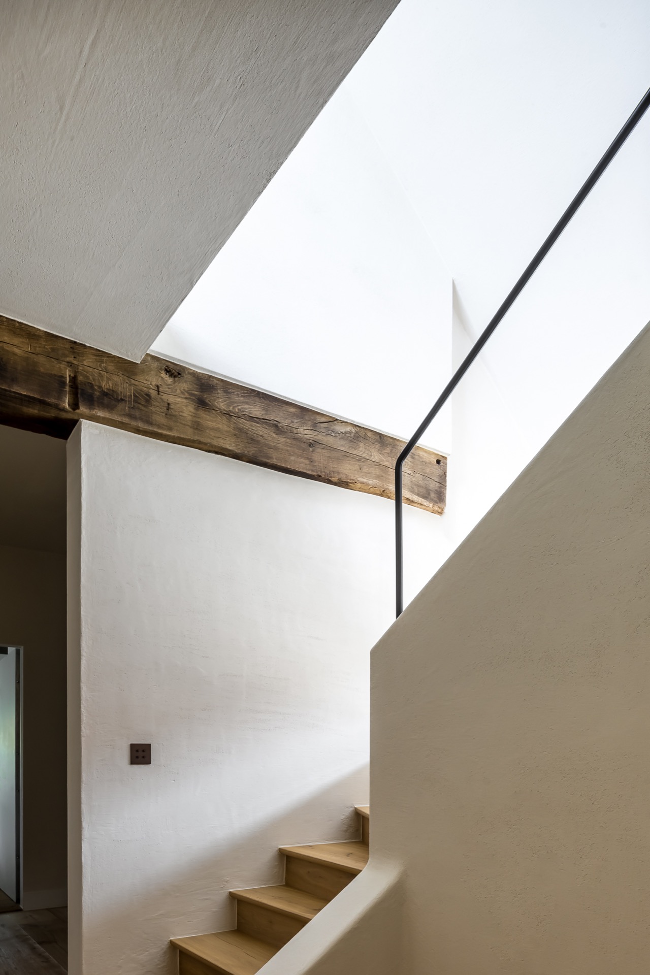 living indoor outdoor: ingresso scale con mattoni bianchi a vista, travi in legno e pareti bianche, Luxury, Design, Exclusive, Modern, Custom Made, Special, Beautiful