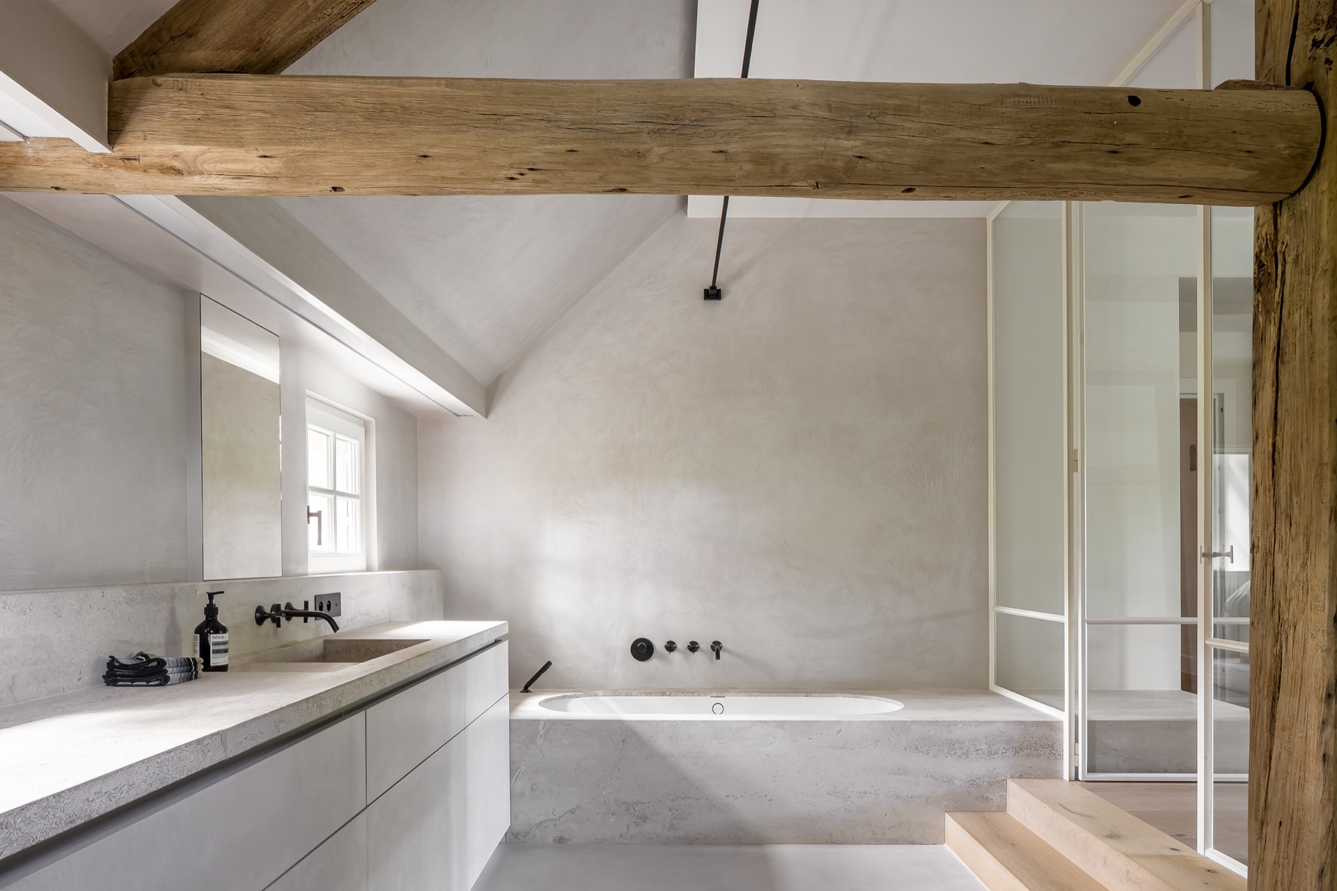 living indoor outdoor: dettaglio bagno con porta in vetro e pareti in microtopping chiare intorno alla doccia, Luxury, Design, Exclusive, Modern, Custom Made, Special, Beautiful