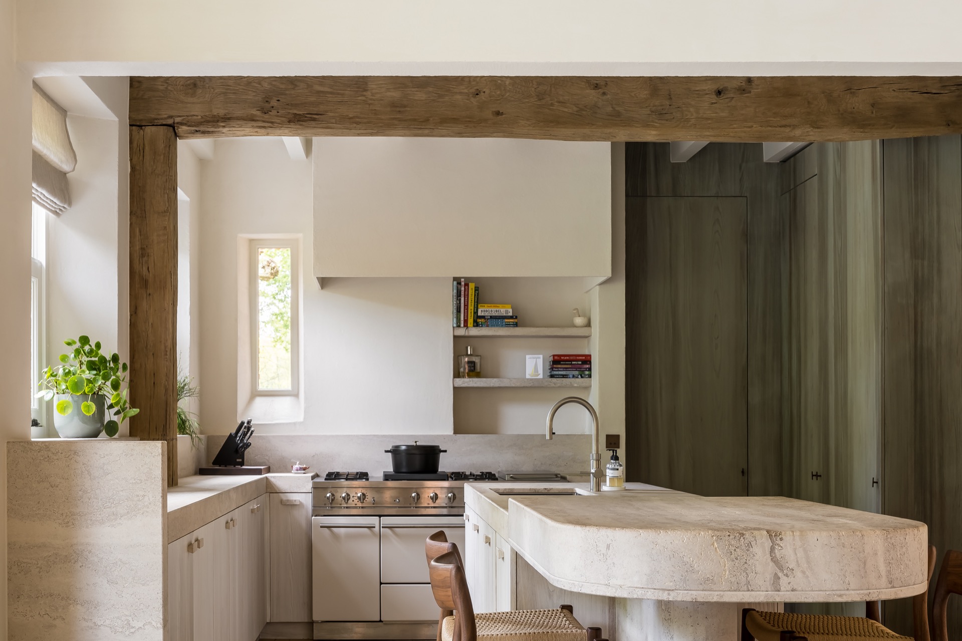 living indoor outdoor: cucina con piano in pietra naturale, pareti con finitura tipo calce e travi in legno a vista, Luxury, Design, Exclusive, Modern, Custom Made, Special, Beautiful