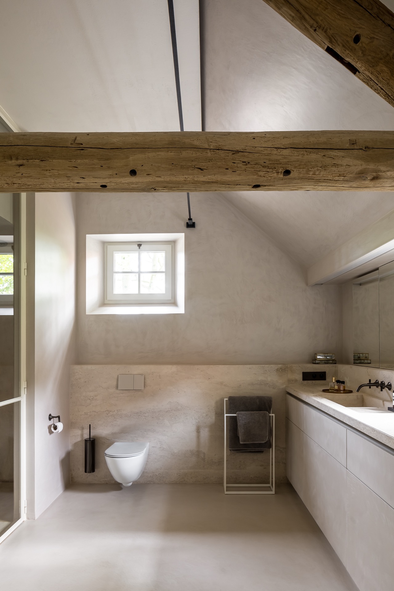 living indoor outdoor: bagno con pareti in microtopping, lavabo in pietra naturale e finestra sotto travi in legno, Luxury, Design, Exclusive, Modern, Custom Made, Special, Beautiful