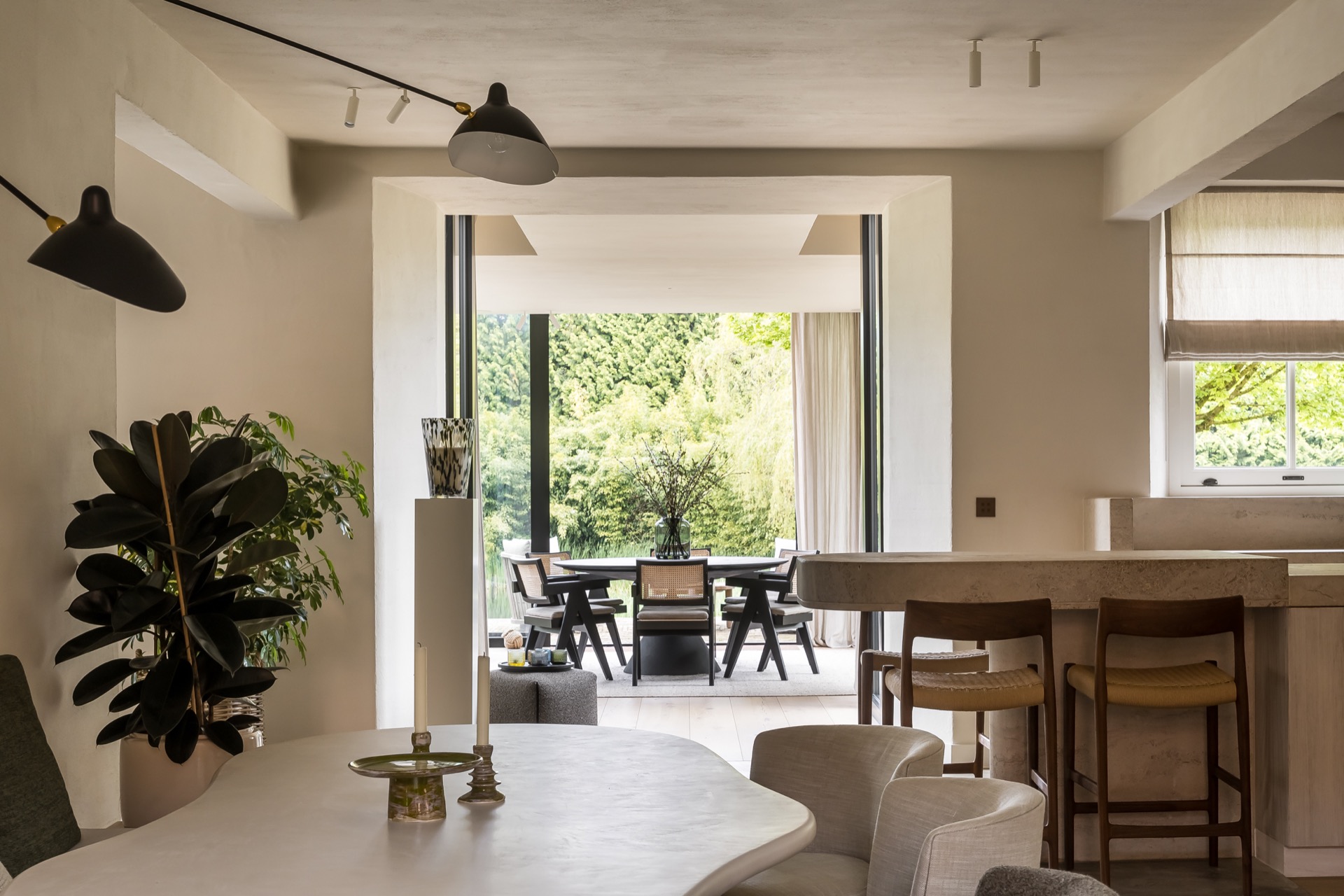 living indoor outdoor: soggiorno con travi in legno e grande apertura vetrata verso il giardino con verde, Luxury, Design, Exclusive, Modern, Custom Made, Special, Beautiful