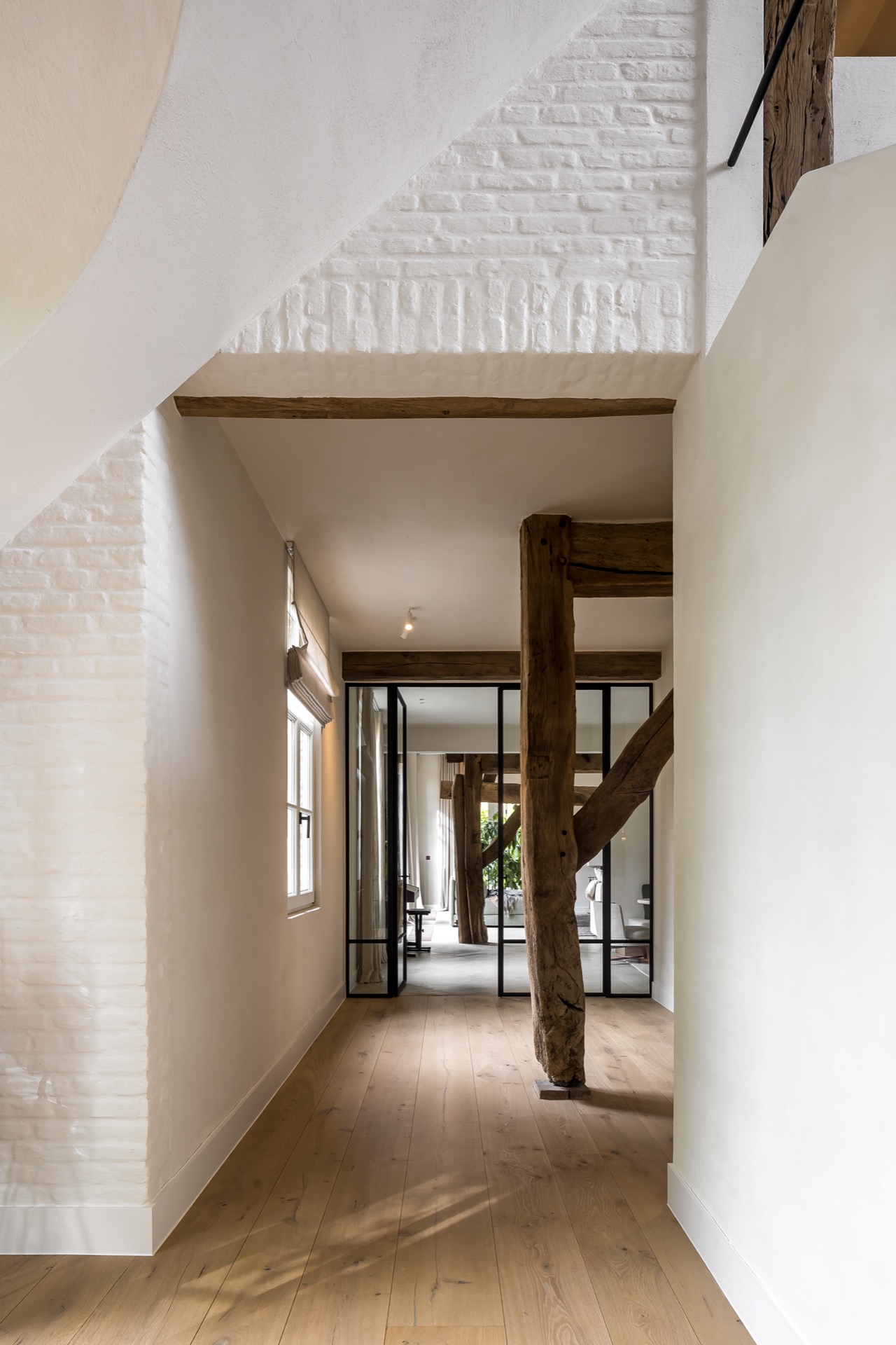living indoor outdoor: sottotetto con pareti bianche inclinate e finestra nel soffitto, Luxury, Design, Exclusive, Modern, Custom Made, Special, Beautiful