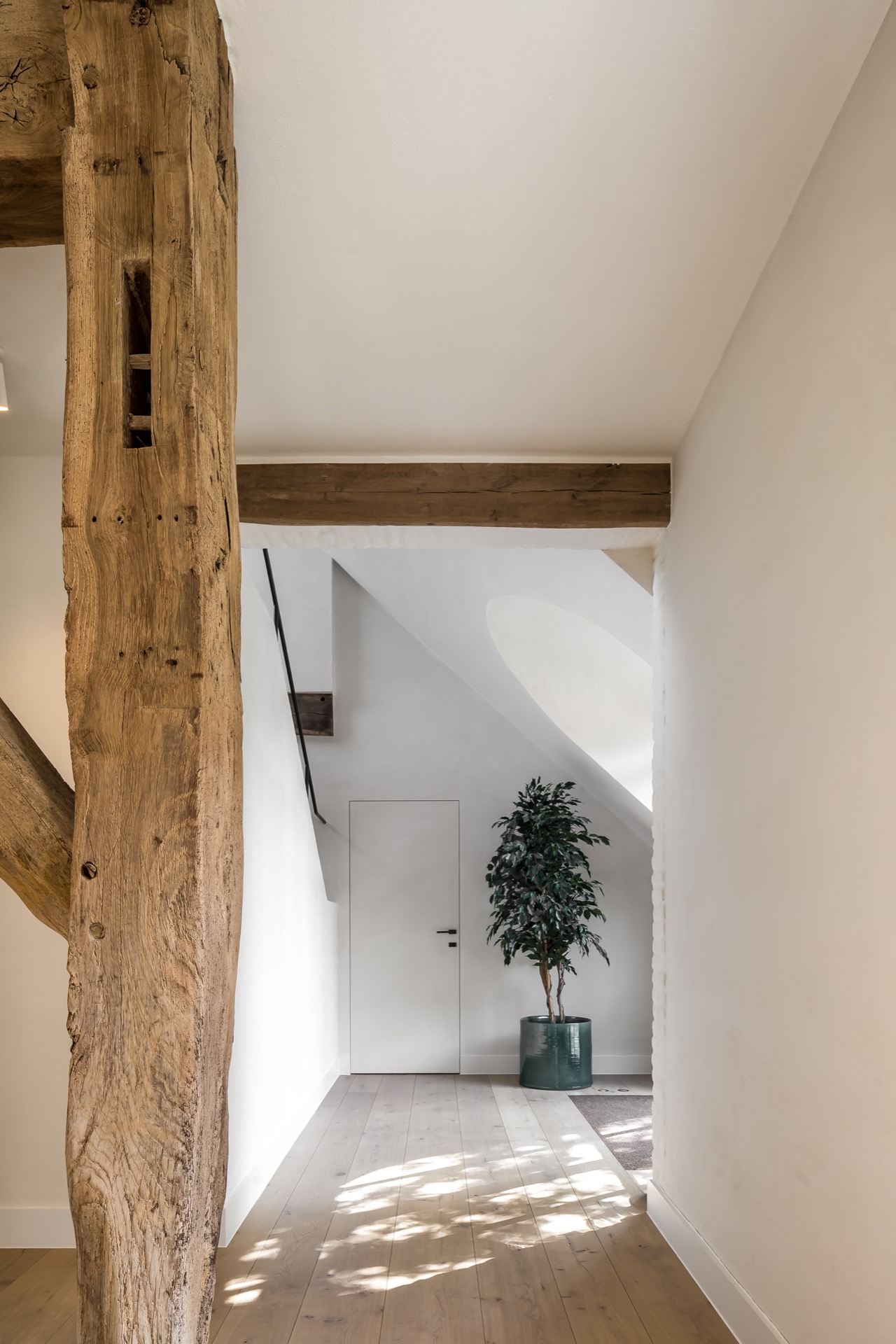 living indoor outdoor: interno con luci nere, grande apertura finestra e pareti intonacate bianche, Luxury, Design, Exclusive, Modern, Custom Made, Special, Beautiful