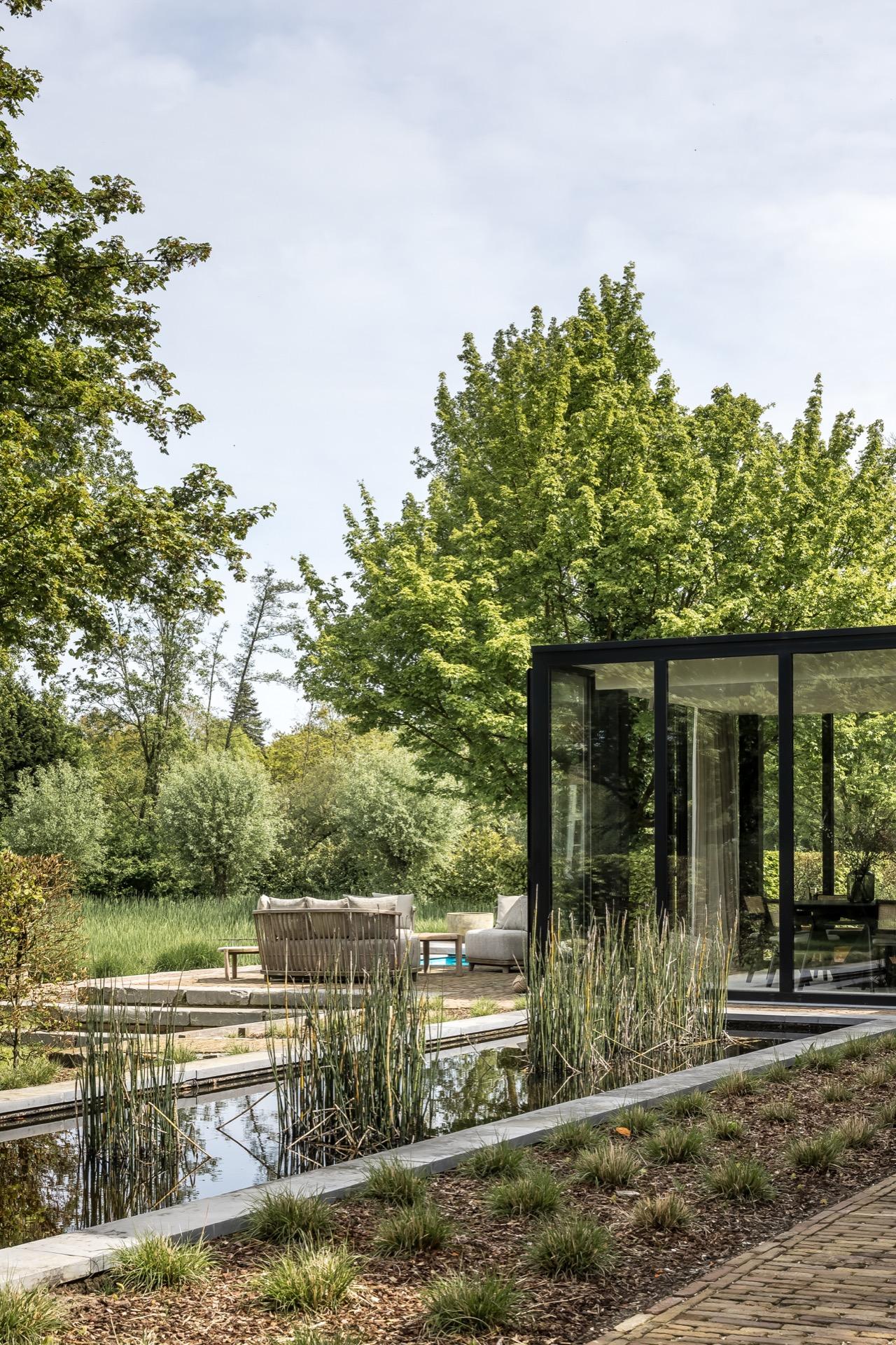 living indoor outdoor: vista del giardino con chiome degli alberi e apertura della facciata in vetro sul bordo, Luxury, Design, Exclusive, Modern, Custom Made, Special, Beautiful