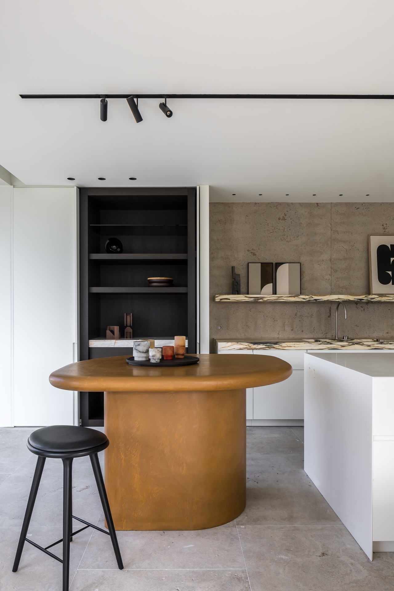 interni di villa moderna con finitura microtopping: cucina con parete di armadi su misura e fronte del bancone, microtopping, Luxury, Design, Exclusive, Modern, Custom Made, Special, Beautiful