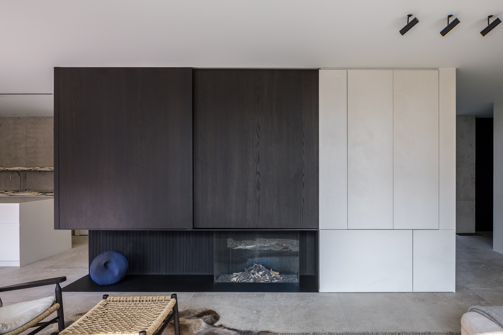interni di villa moderna con finitura microtopping: nisbe del bar integrato in cucina con mensole aperte e piano effetto, Luxury, Design, Exclusive, Modern, Custom Made, Special, Beautiful
