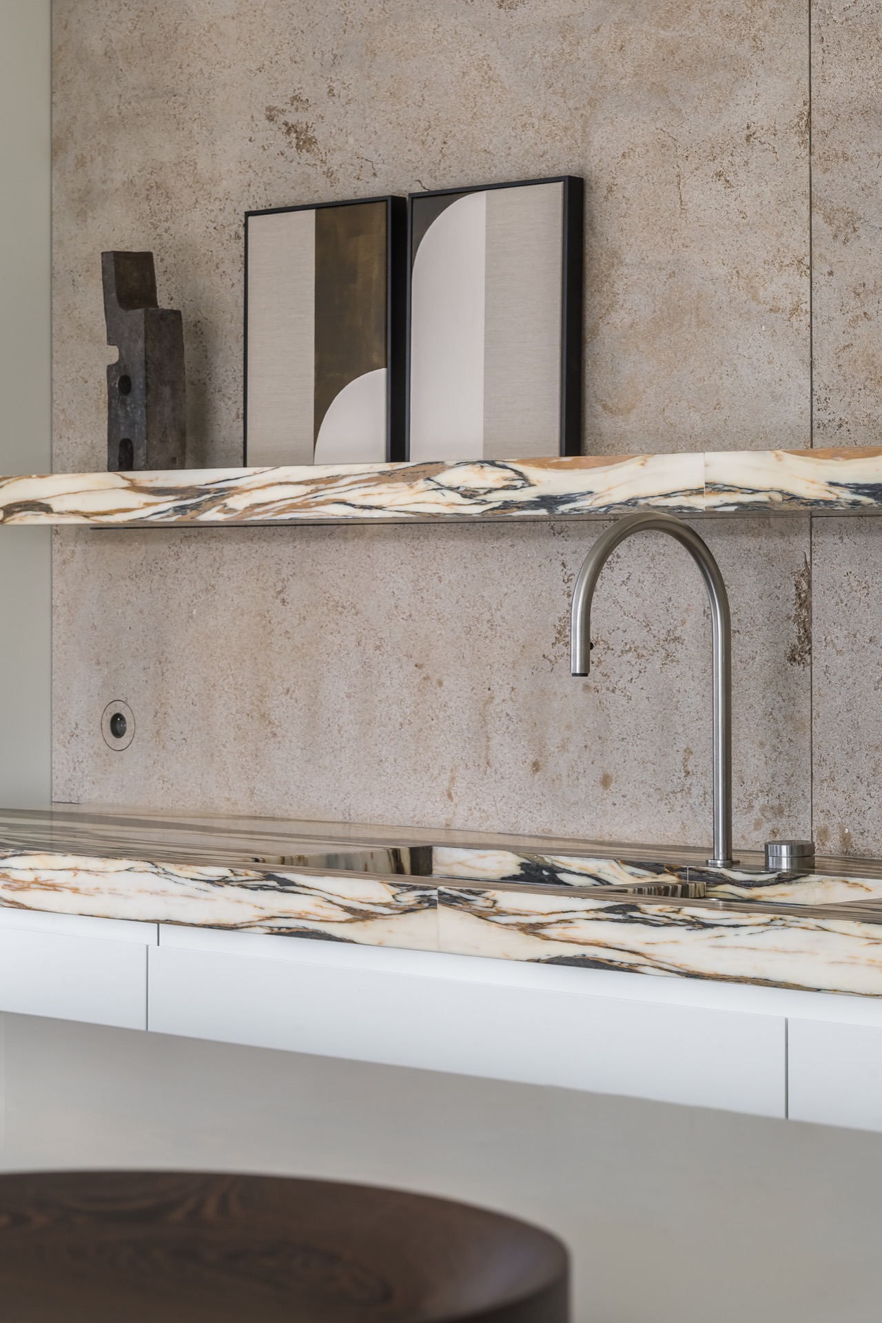 interni di villa moderna con finitura microtopping: piano cucina in effetto marmo, parete in microtopping e rubinetto alto, Luxury, Design, Exclusive, Modern, Custom Made, Special, Beautiful