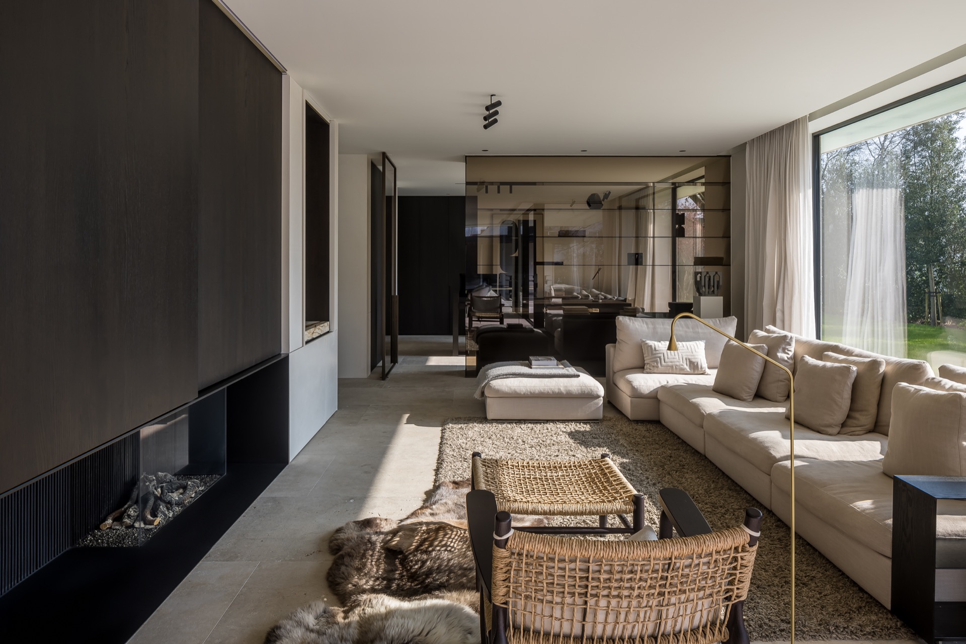 interni di villa moderna con finitura microtopping: soggiorno moderno con grande vetrata, pareti chiare e pavimento in, Luxury, Design, Exclusive, Modern, Custom Made, Special, Beautiful